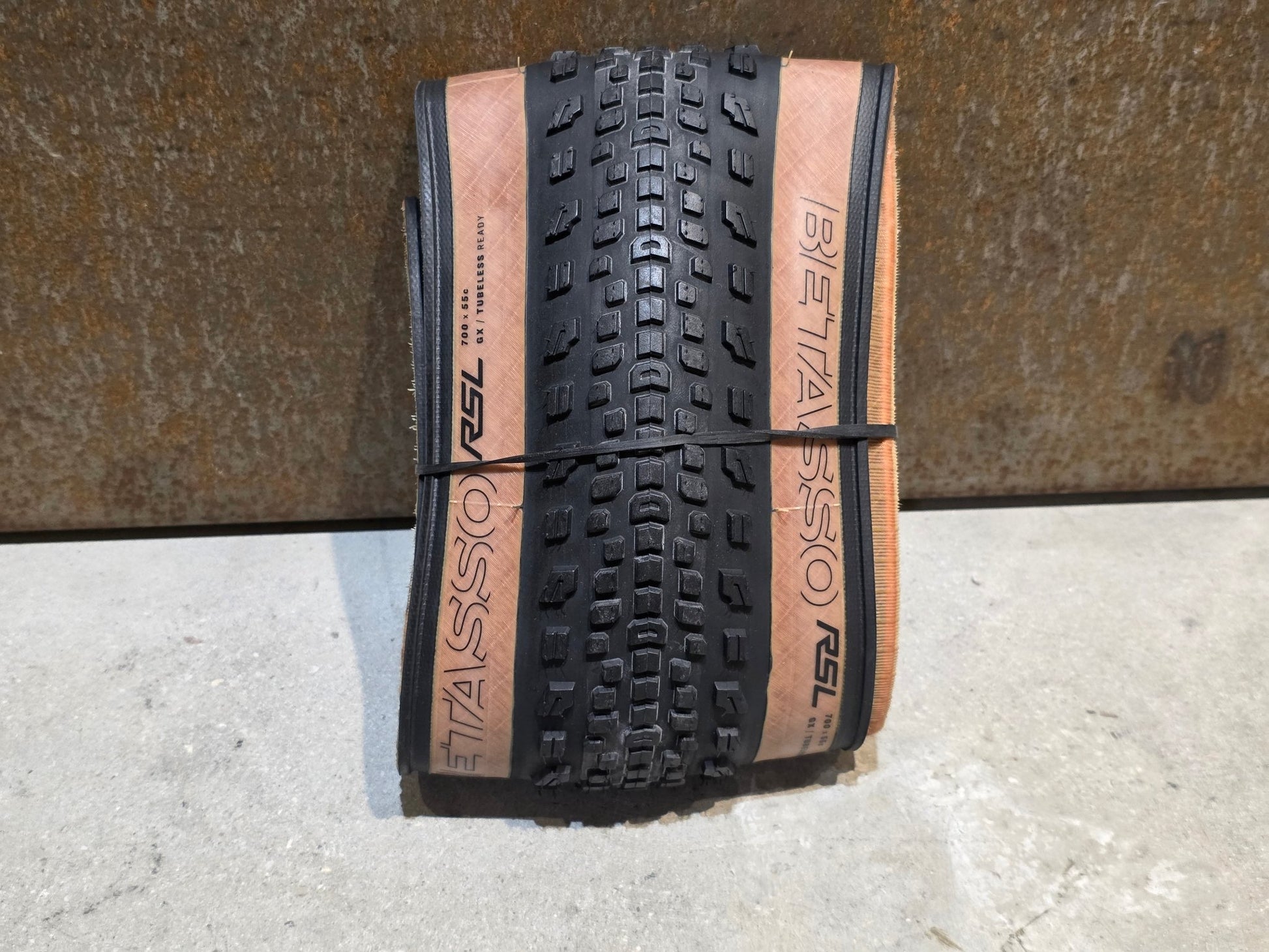 Reifen von Bontrager, BONTRAGER BETASSO RSL GX TLR GRAVELREIFEN / TANWALL / 700C X 55MM vor USEDBIKES - OB.DE Hintergrund