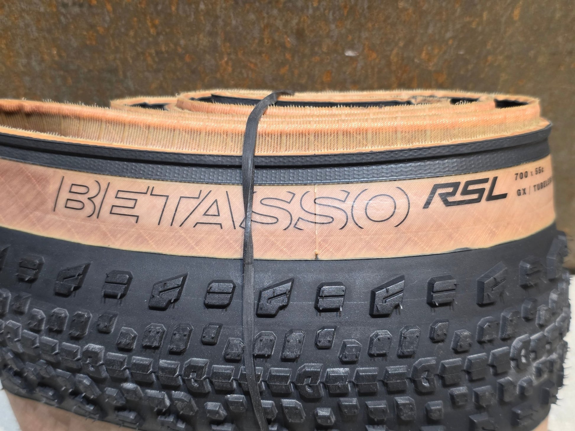 Reifen von Bontrager, BONTRAGER BETASSO RSL GX TLR GRAVELREIFEN / TANWALL / 700C X 55MM vor USEDBIKES - OB.DE Hintergrund