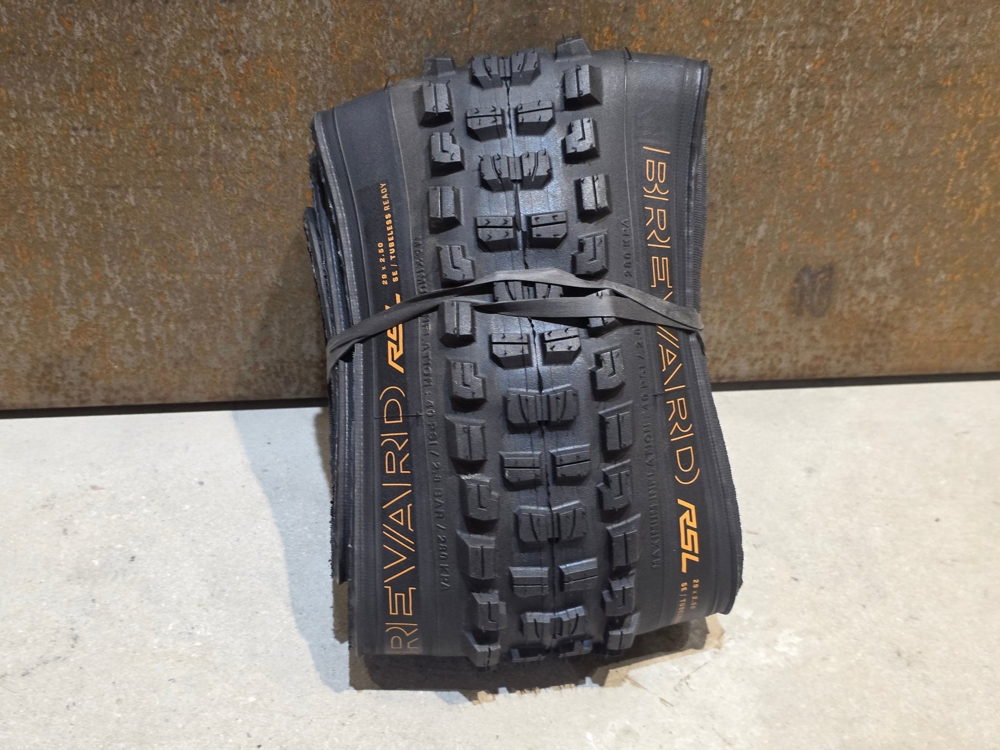 Reifen von Bontrager, BONTRAGER BREVARD RSL SE TLR MOUNTAINBIKE REIFEN 29X2.50 vor USEDBIKES - OB.DE Hintergrund