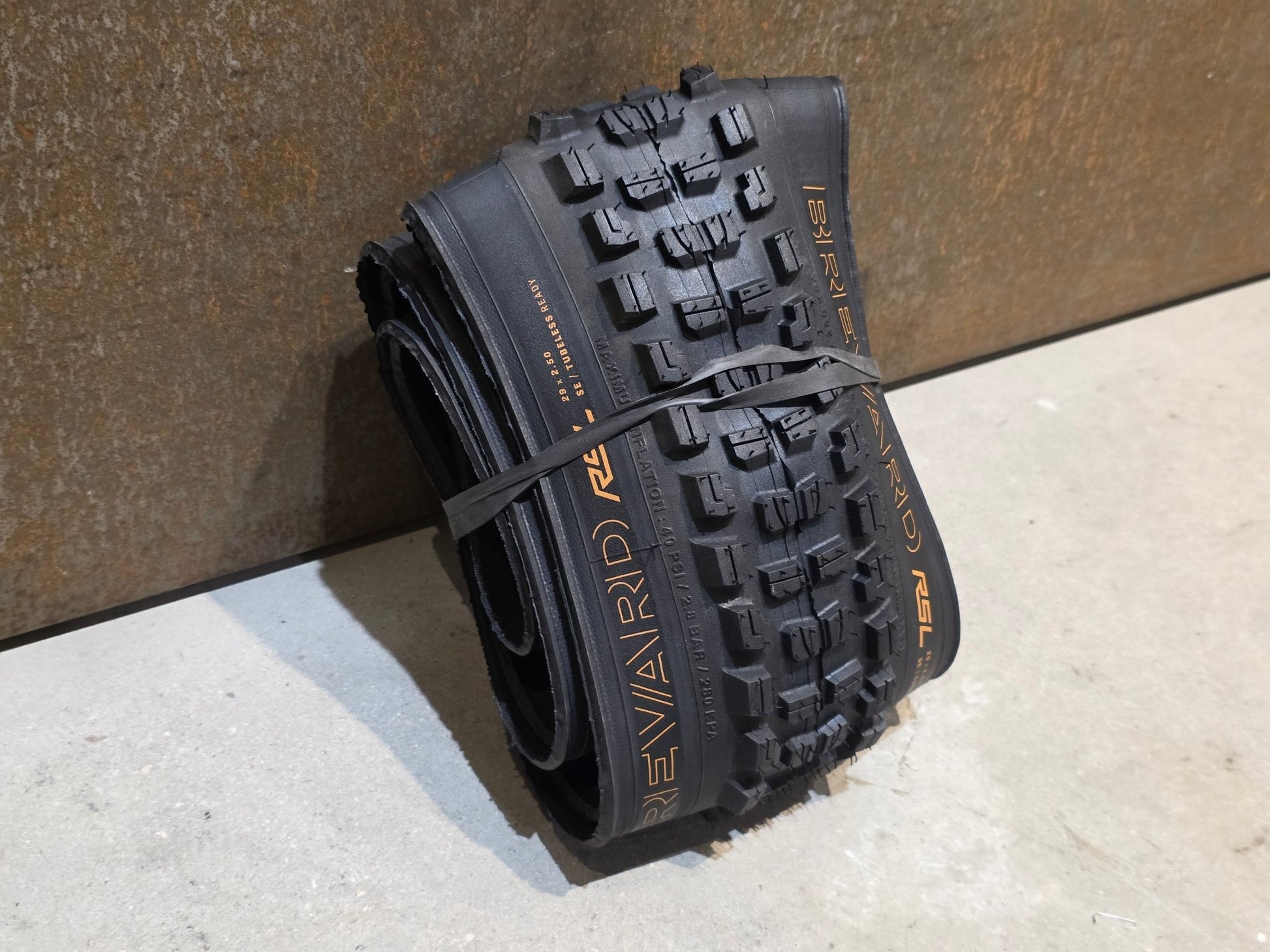 Reifen von Bontrager, BONTRAGER BREVARD RSL SE TLR MOUNTAINBIKE REIFEN 29X2.50 vor USEDBIKES - OB.DE Hintergrund