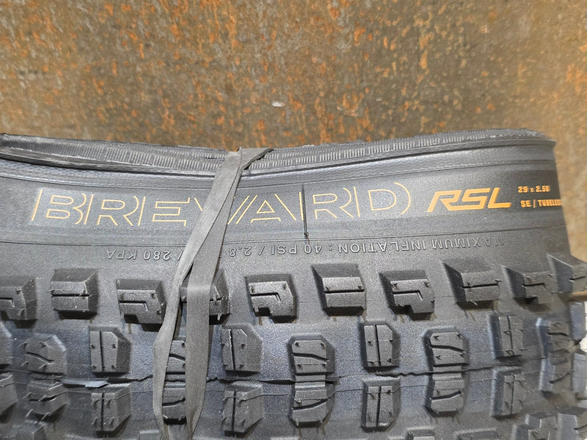 Reifen von Bontrager, BONTRAGER BREVARD RSL SE TLR MOUNTAINBIKE REIFEN 29X2.50 vor USEDBIKES - OB.DE Hintergrund