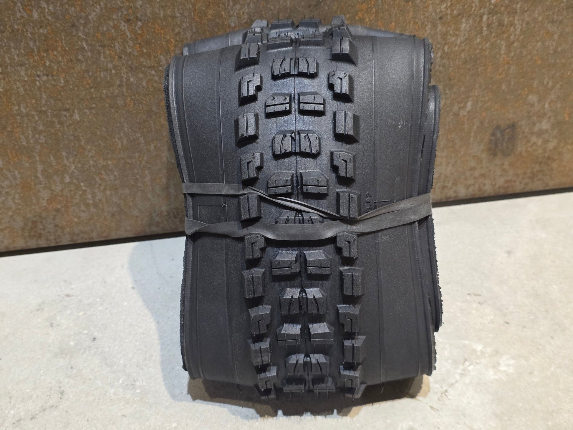 Reifen von Bontrager, BONTRAGER BREVARD RSL SE TLR MOUNTAINBIKE REIFEN 29X2.50 vor USEDBIKES - OB.DE Hintergrund