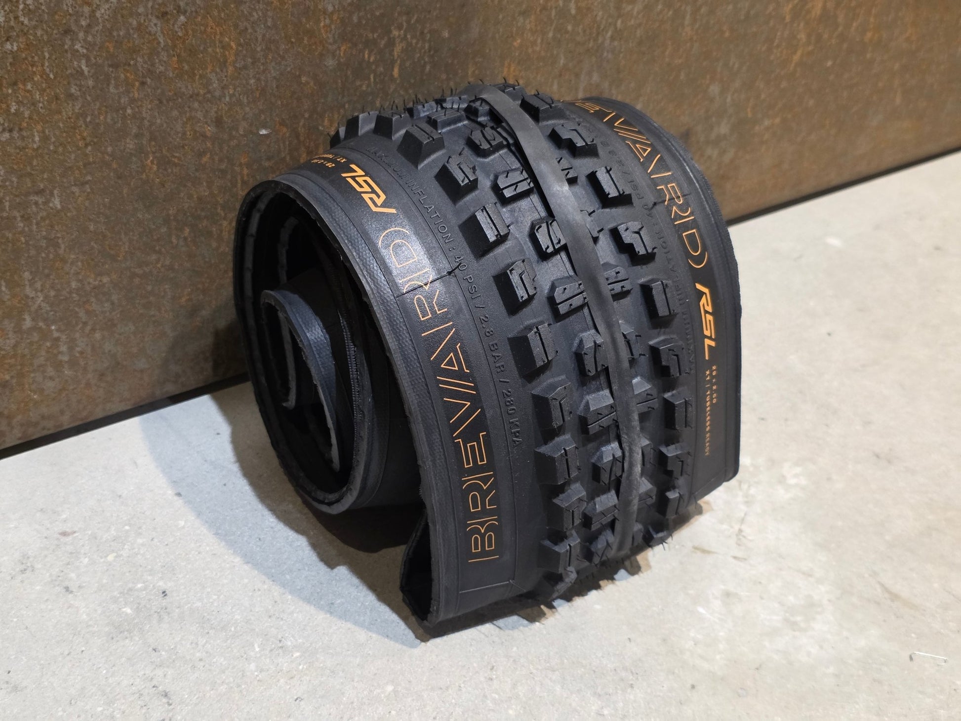 Reifen von Bontrager, BONTRAGER BREVARD RSL XT TLR MOUNTAINBIKE REIFEN 29X2.50 vor USEDBIKES - OB.DE Hintergrund