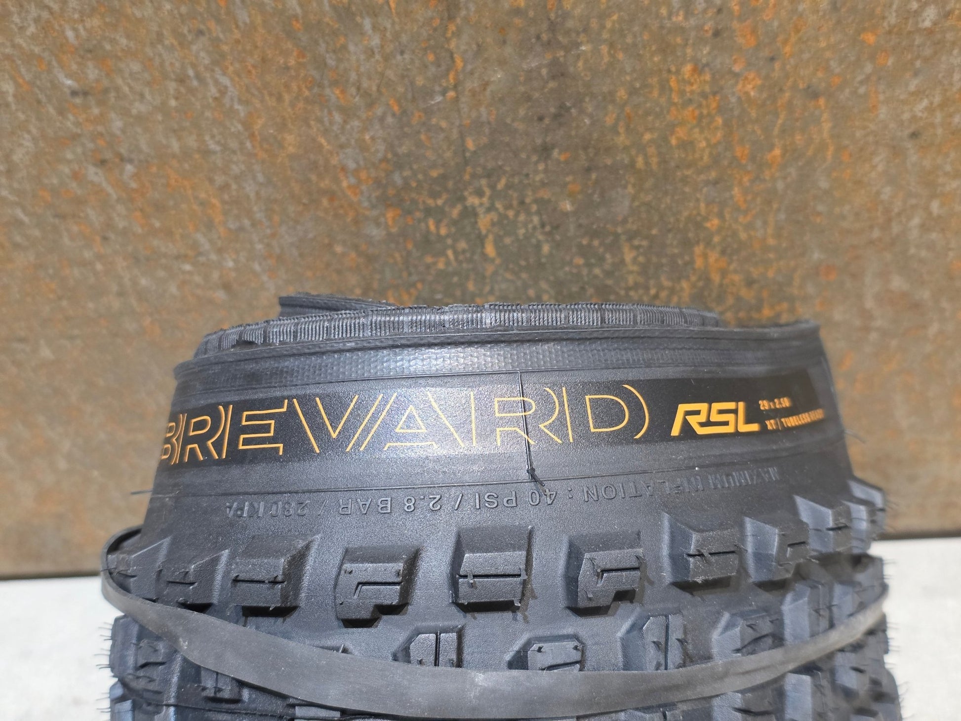 Reifen von Bontrager, BONTRAGER BREVARD RSL XT TLR MOUNTAINBIKE REIFEN 29X2.50 vor USEDBIKES - OB.DE Hintergrund