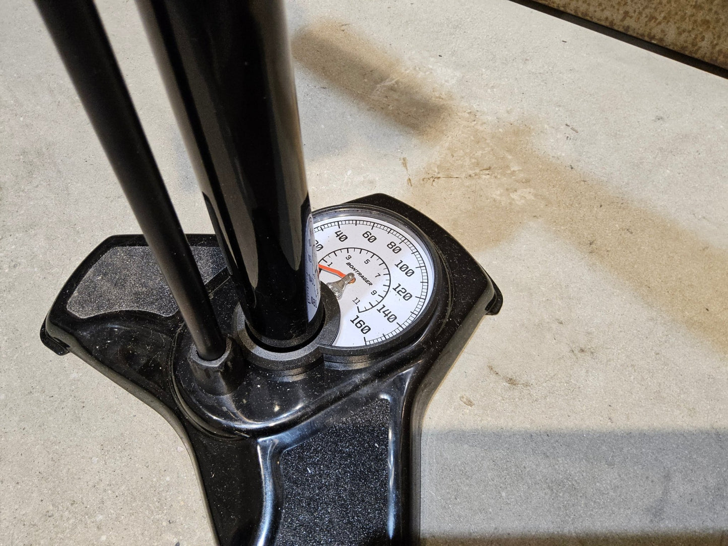 Luftpumpen & Werkzeug von Bontrager, BONTRAGER CHARGER STANDPUMPE vor USEDBIKES - OB.DE Hintergrund
