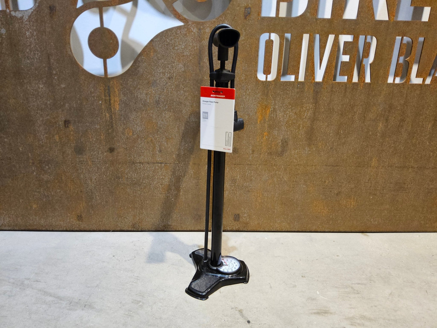 Luftpumpen & Werkzeug von Bontrager, BONTRAGER CHARGER STANDPUMPE vor USEDBIKES - OB.DE Hintergrund