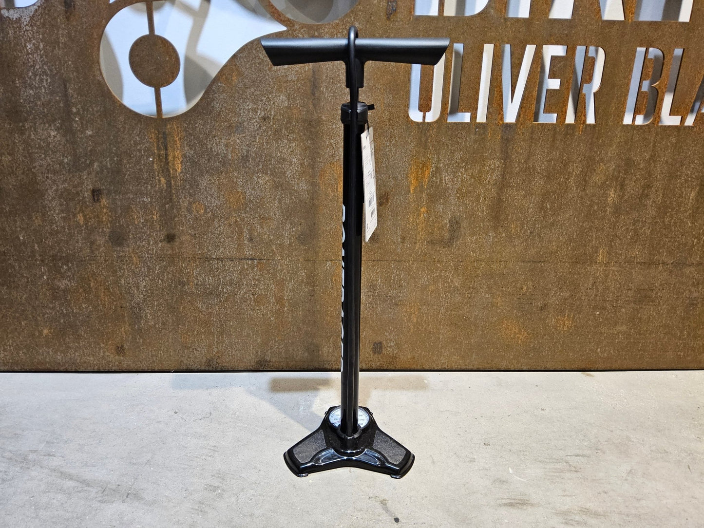 Luftpumpen & Werkzeug von Bontrager, BONTRAGER CHARGER STANDPUMPE vor USEDBIKES - OB.DE Hintergrund
