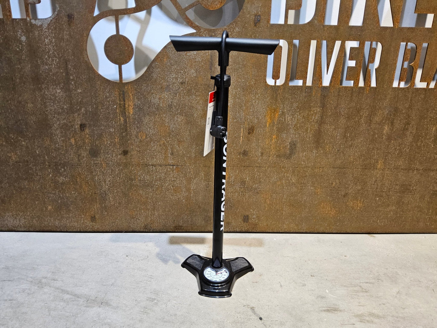 Luftpumpen & Werkzeug von Bontrager, BONTRAGER CHARGER STANDPUMPE vor USEDBIKES - OB.DE Hintergrund