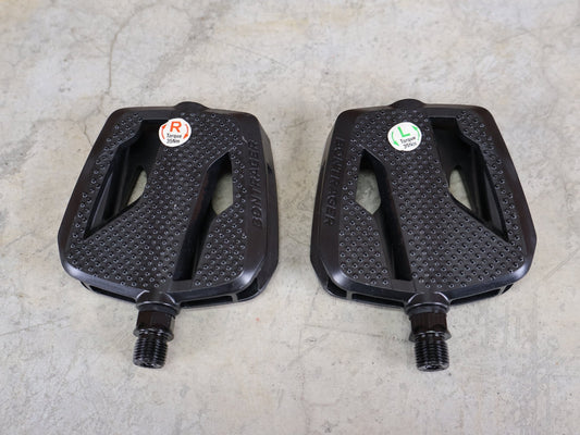 Pedale von Bontrager, BONTRAGER CITY PEDALSET / PLATTFORMPEDALE – 9/16" – CRMO - ACHSE – MIT REFLEKTOREN vor USEDBIKES - OB.DE Hintergrund