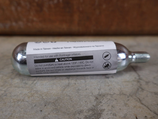 Luftpumpen & Werkzeug von Bontrager, BONTRAGER CO2 - GEWINDEKARTUSCHEN / 25 G / 100% REINES CO2 vor USEDBIKES - OB.DE Hintergrund