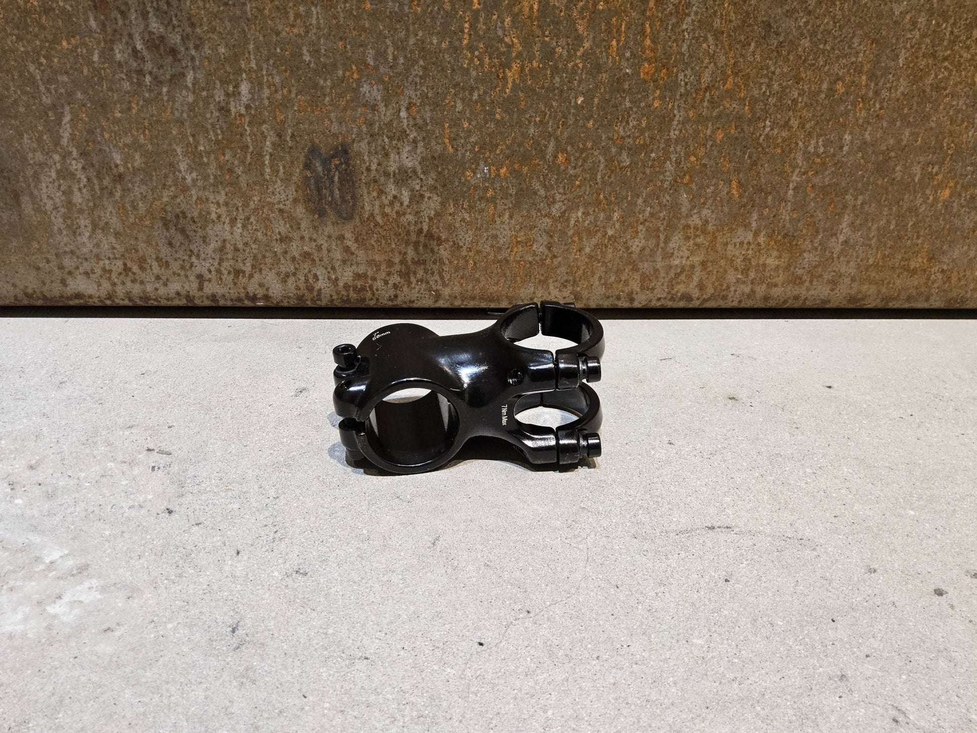 Vorbau von Bontrager, BONTRAGER COMP 31.8MM 7 GRAD BLENDR VORBAU / 50MM vor USEDBIKES - OB.DE Hintergrund