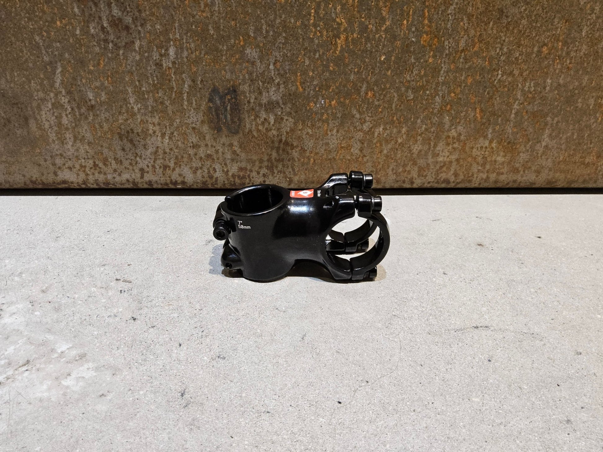 Vorbau von Bontrager, BONTRAGER COMP 31.8MM 7 GRAD BLENDR VORBAU / 50MM vor USEDBIKES - OB.DE Hintergrund