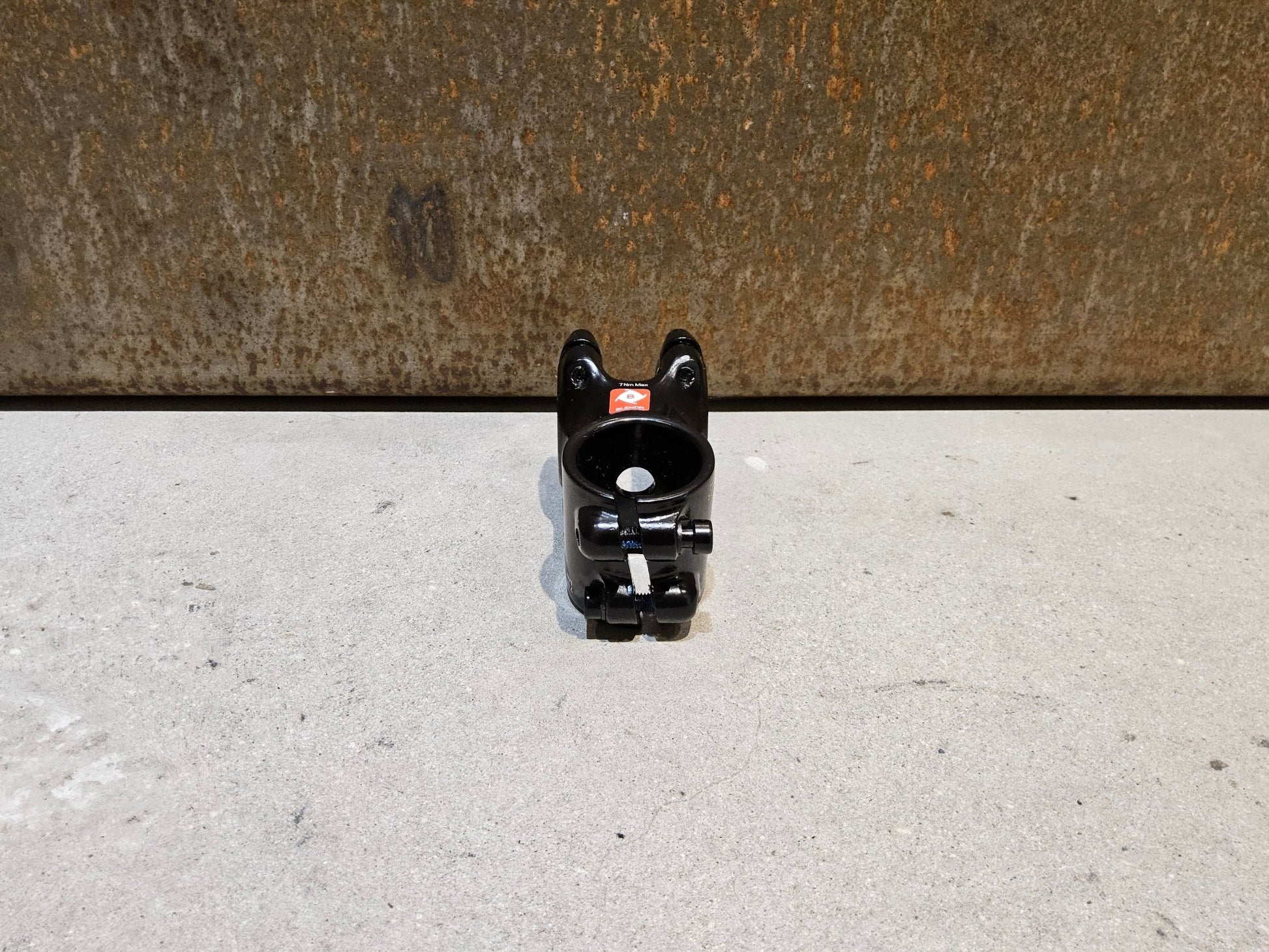 Vorbau von Bontrager, BONTRAGER COMP 31.8MM 7 GRAD BLENDR VORBAU / 50MM vor USEDBIKES - OB.DE Hintergrund