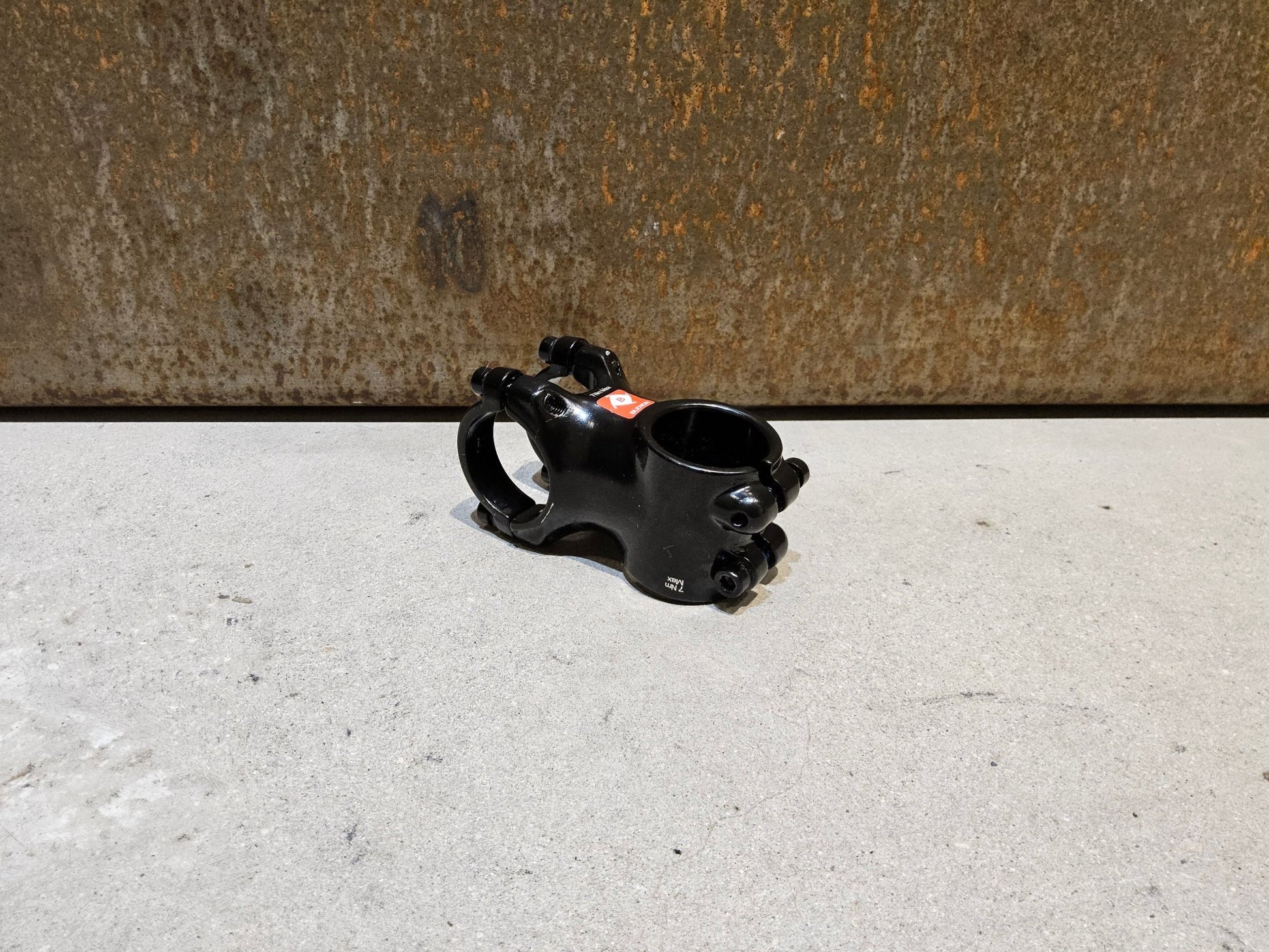 Vorbau von Bontrager, BONTRAGER COMP 31.8MM 7 GRAD BLENDR VORBAU / 50MM vor USEDBIKES - OB.DE Hintergrund