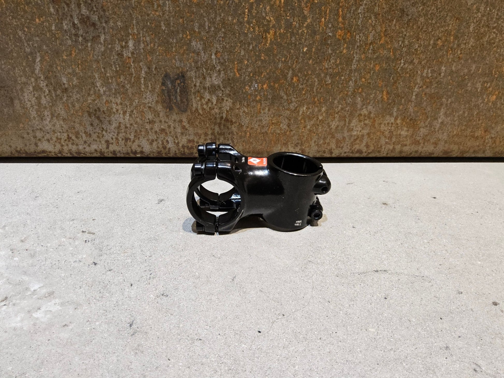 Vorbau von Bontrager, BONTRAGER COMP 31.8MM 7 GRAD BLENDR VORBAU / 50MM vor USEDBIKES - OB.DE Hintergrund