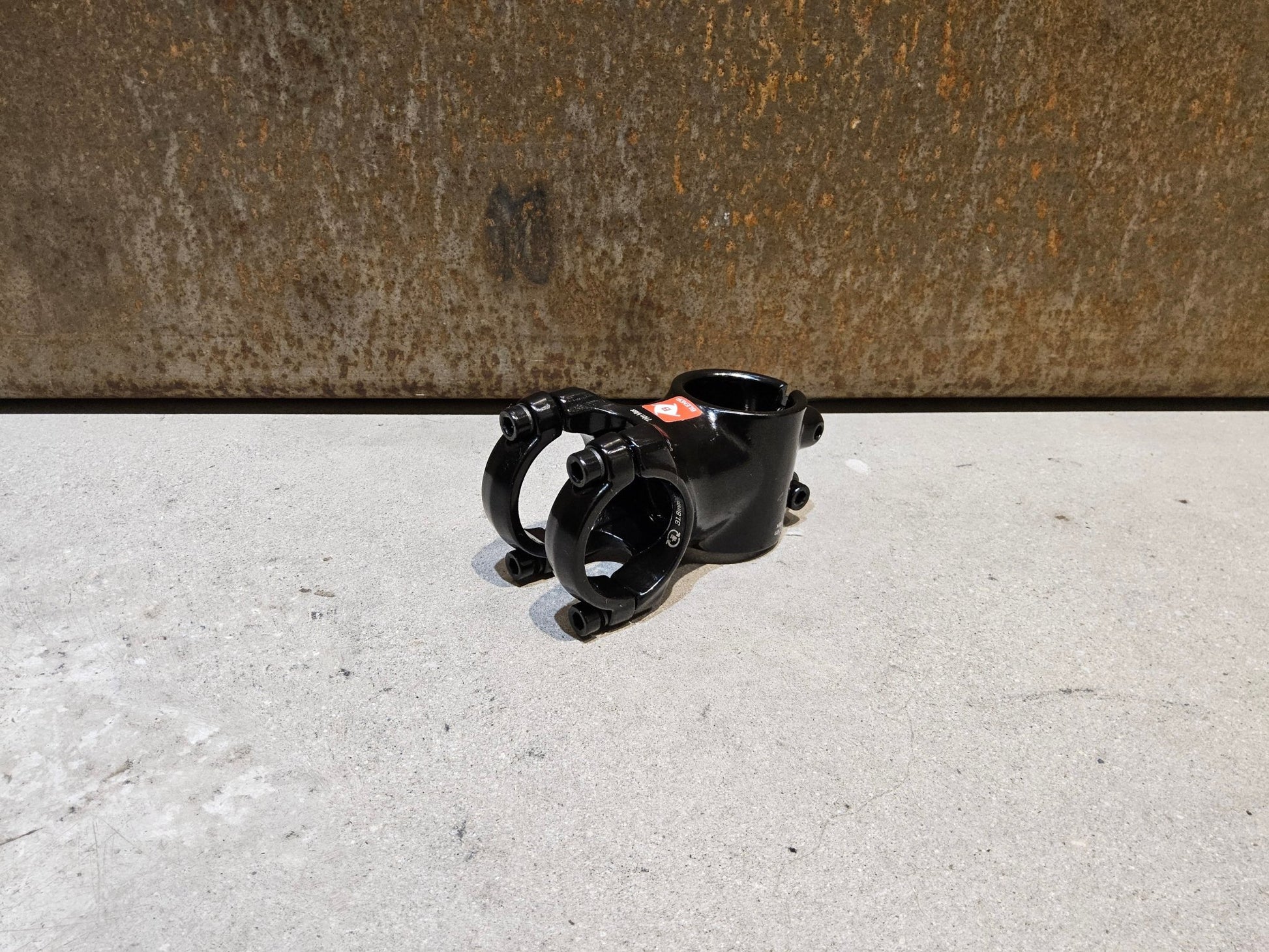 Vorbau von Bontrager, BONTRAGER COMP 31.8MM 7 GRAD BLENDR VORBAU / 50MM vor USEDBIKES - OB.DE Hintergrund