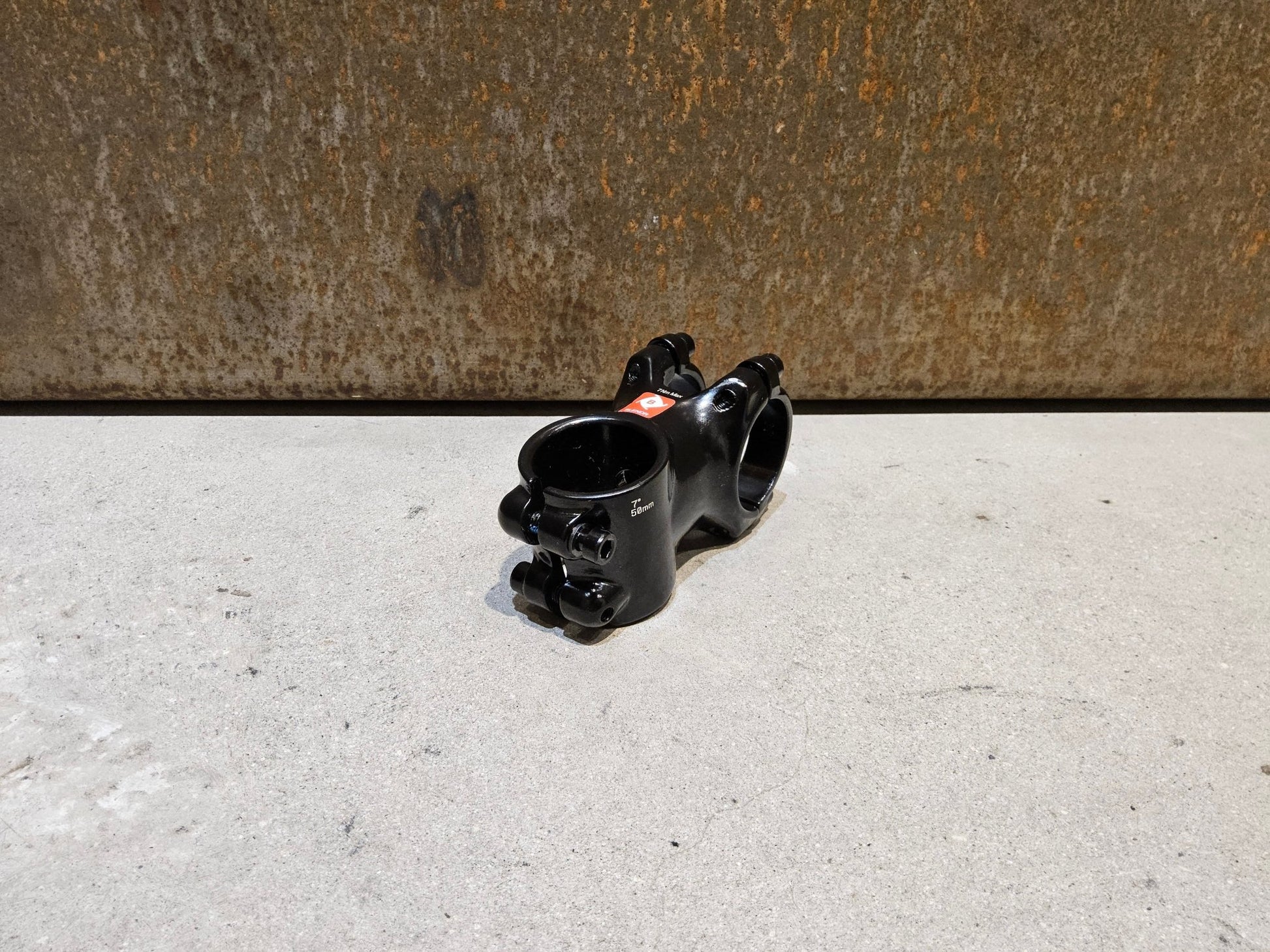 Vorbau von Bontrager, BONTRAGER COMP 31.8MM 7 GRAD BLENDR VORBAU / 50MM vor USEDBIKES - OB.DE Hintergrund