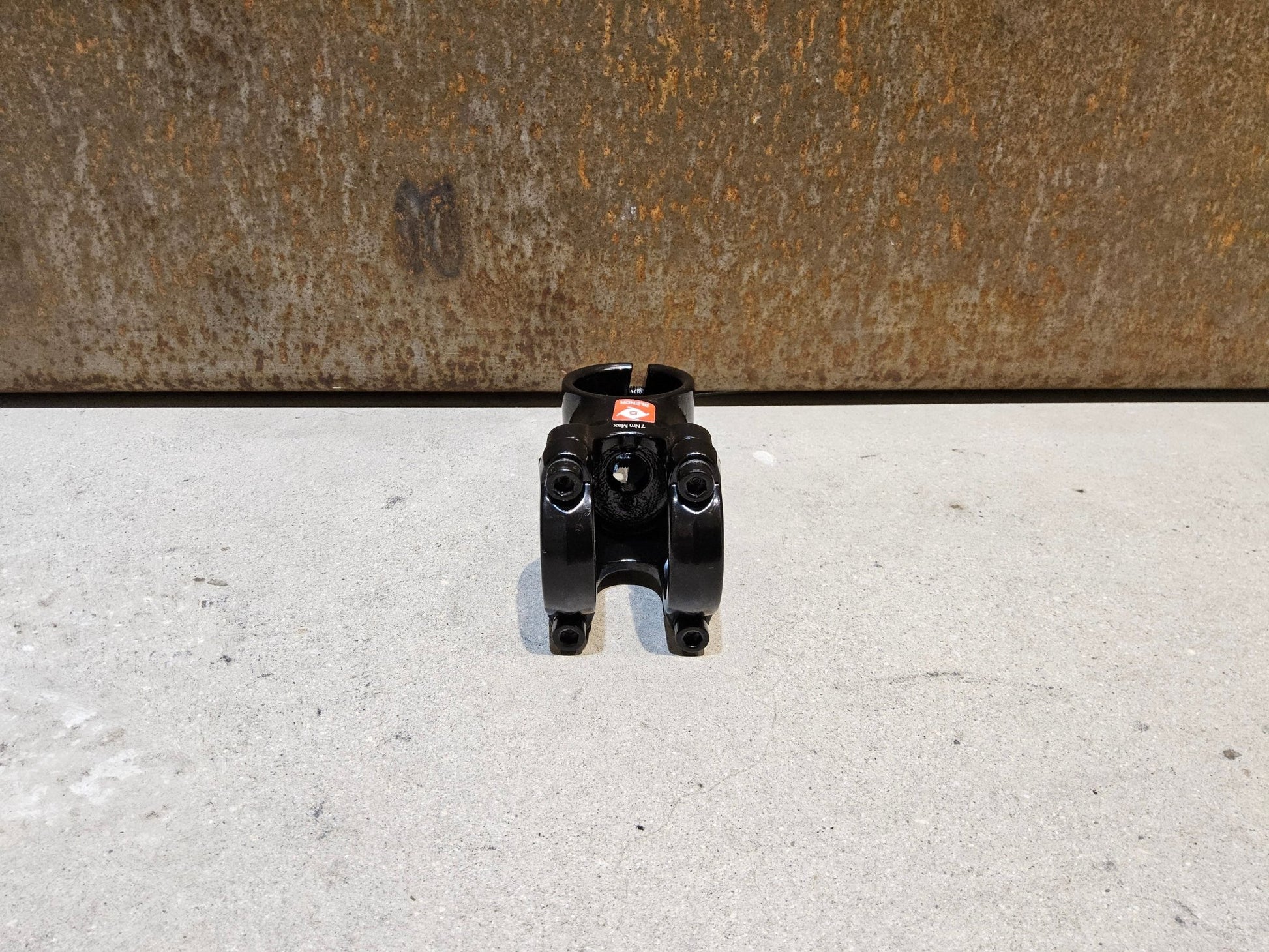 Vorbau von Bontrager, BONTRAGER COMP 31.8MM 7 GRAD BLENDR VORBAU / 50MM vor USEDBIKES - OB.DE Hintergrund