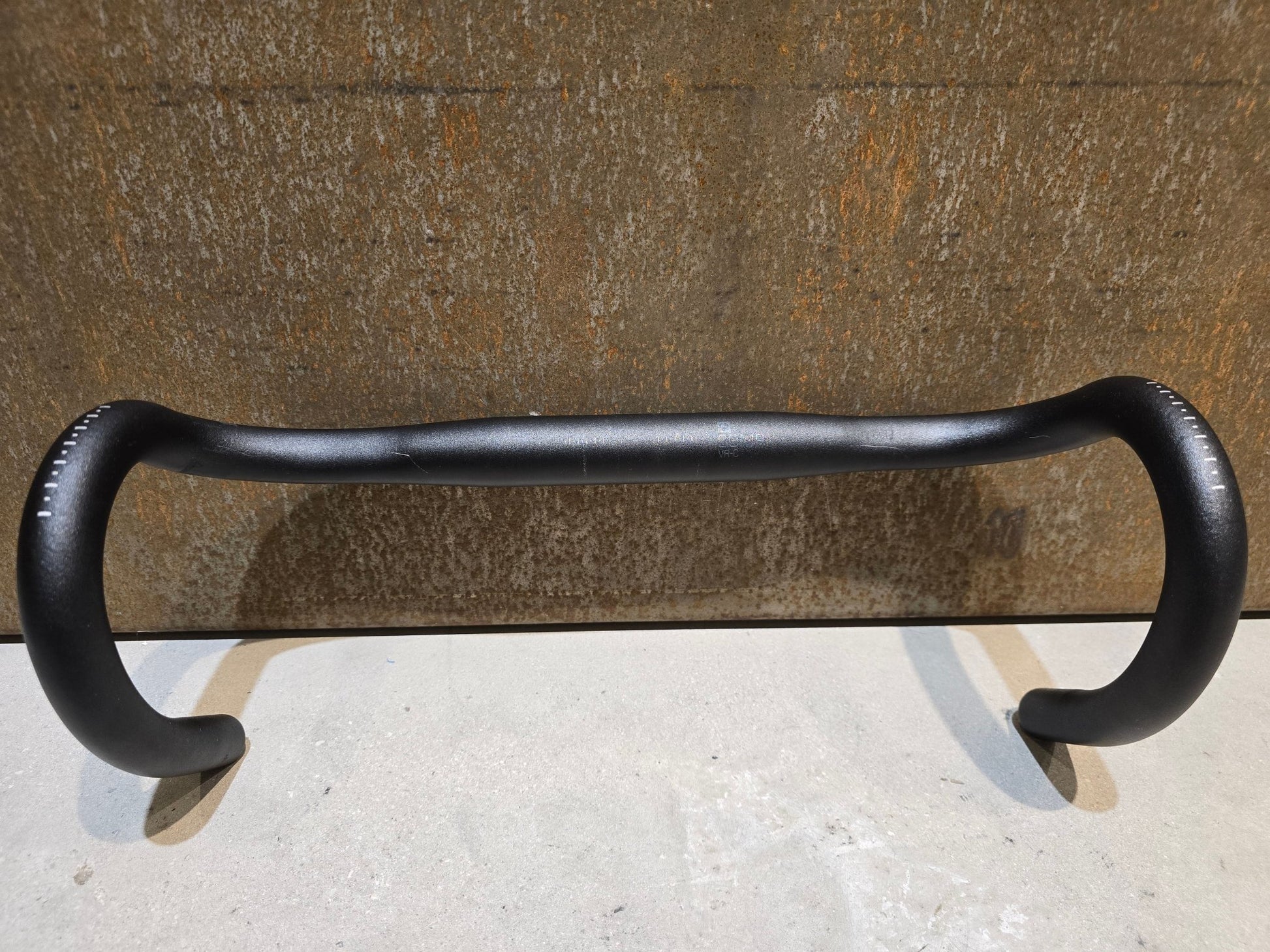 Lenker von Bontrager, BONTRAGER COMP VR - C RENNRAD LENKER 380 - 440MM in variant_title vor USEDBIKES - OB.DE Hintergrund