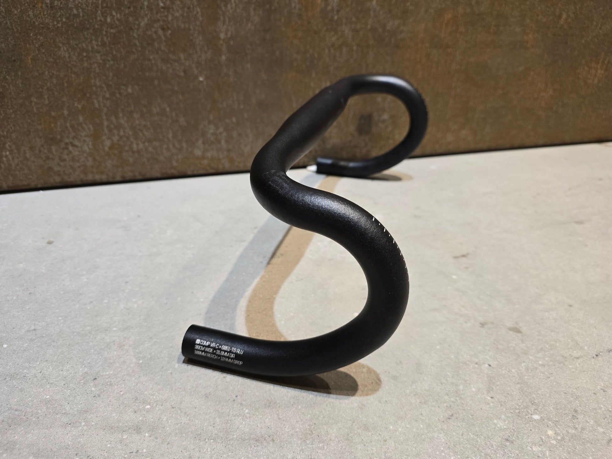 Lenker von Bontrager, BONTRAGER COMP VR - C RENNRAD LENKER 380 - 440MM in variant_title vor USEDBIKES - OB.DE Hintergrund