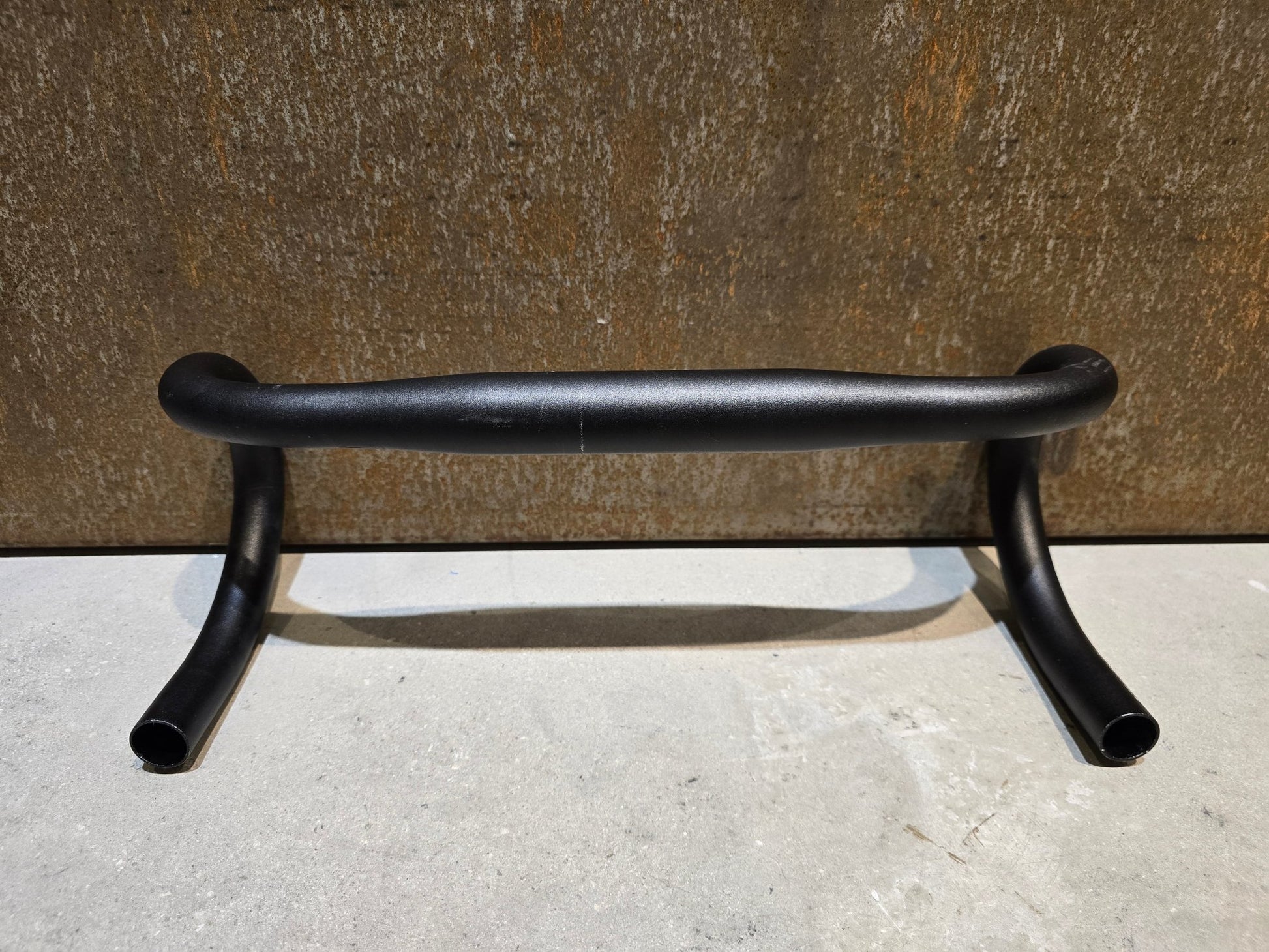 Lenker von Bontrager, BONTRAGER COMP VR - C RENNRAD LENKER 380 - 440MM in variant_title vor USEDBIKES - OB.DE Hintergrund