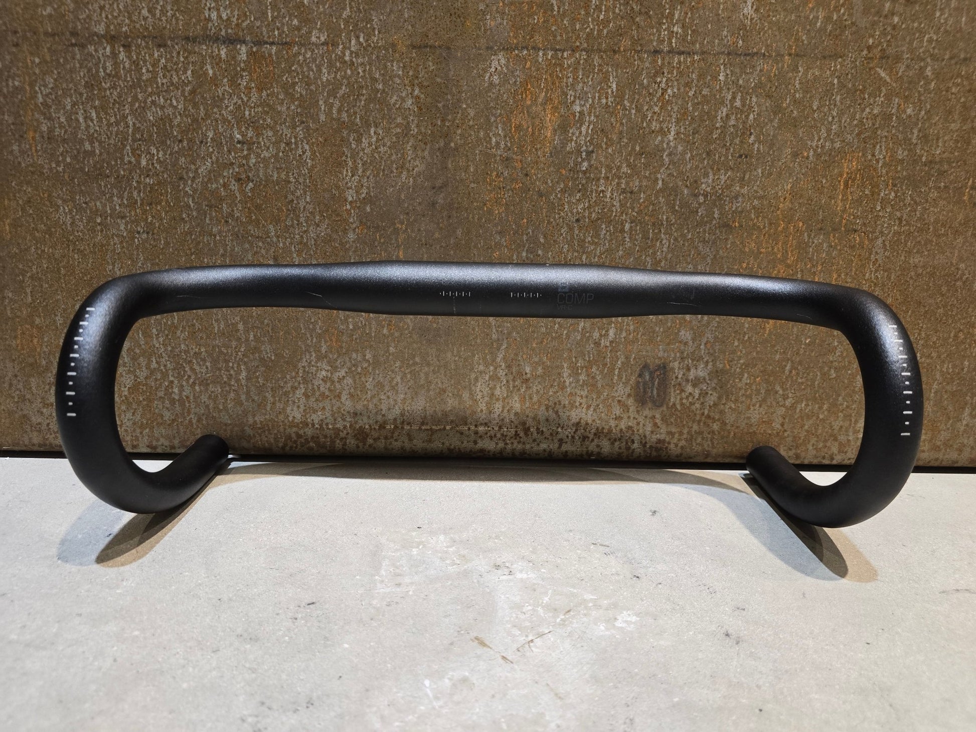 Lenker von Bontrager, BONTRAGER COMP VR - C RENNRAD LENKER 380 - 440MM in variant_title vor USEDBIKES - OB.DE Hintergrund