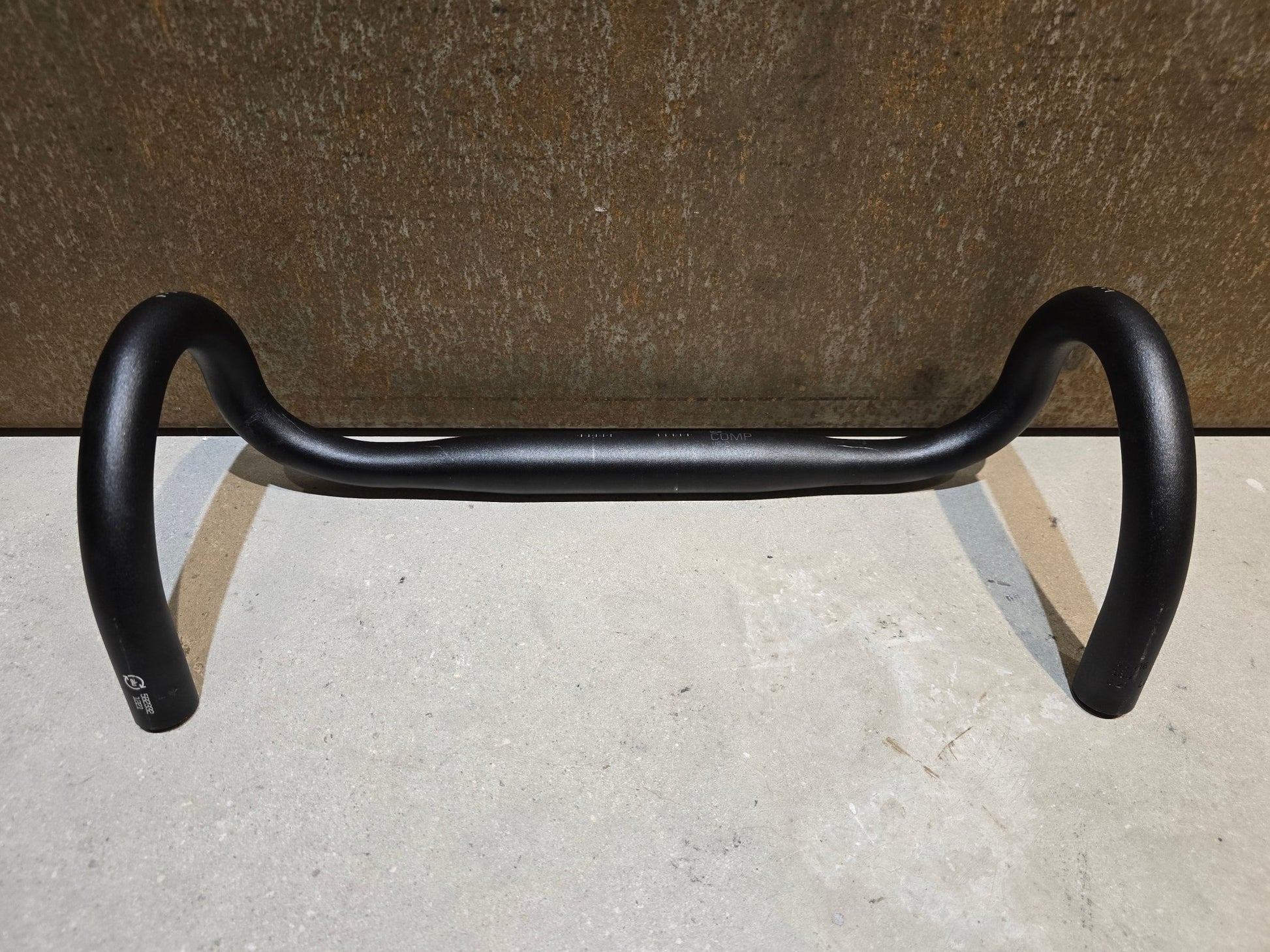 Lenker von Bontrager, BONTRAGER COMP VR - C RENNRAD LENKER 380 - 440MM in variant_title vor USEDBIKES - OB.DE Hintergrund
