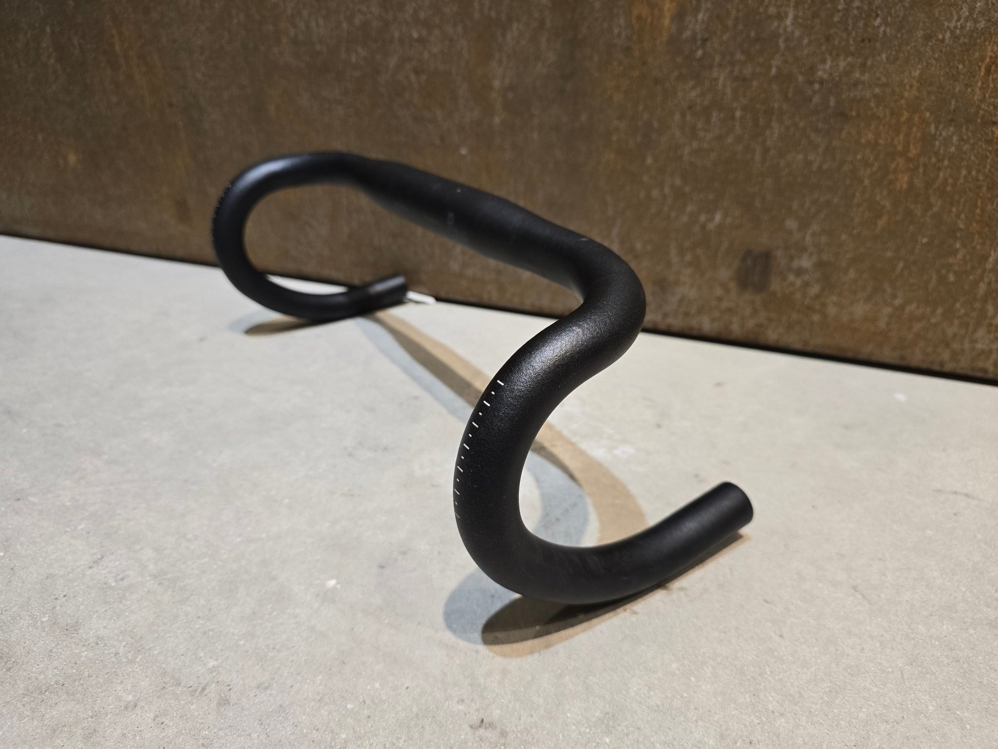 Lenker von Bontrager, BONTRAGER COMP VR - C RENNRAD LENKER 380 - 440MM in variant_title vor USEDBIKES - OB.DE Hintergrund