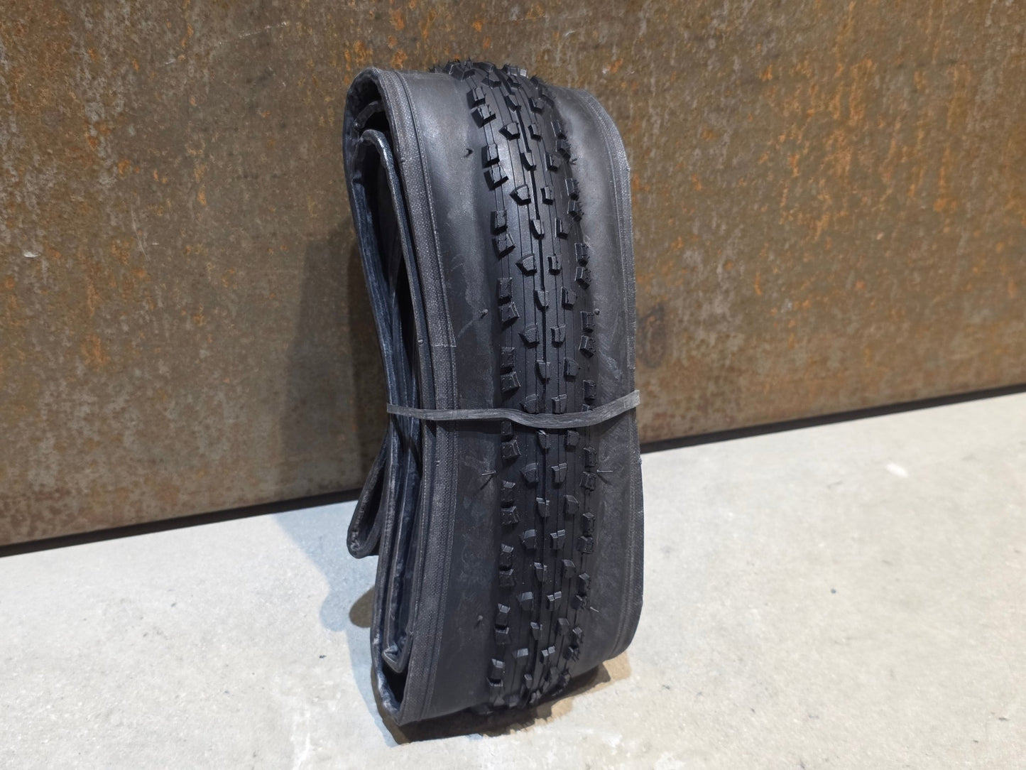 Reifen von Bontrager, BONTRAGER CX3 TEAM ISSUE CYCLOCROSS REIFEN 700 X 32MM vor USEDBIKES - OB.DE Hintergrund