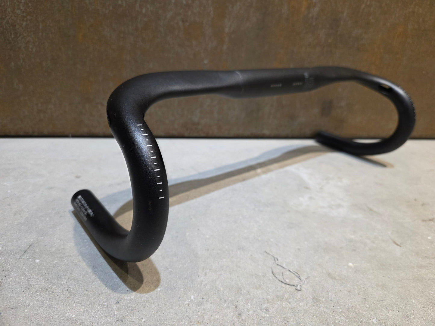 Lenker von Bontrager, BONTRAGER ELITE AERO VR - CF RENNRAD LENKER 420MM vor USEDBIKES - OB.DE Hintergrund