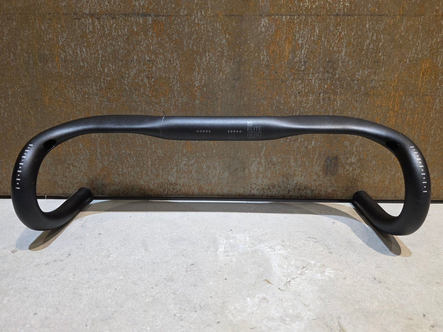 Lenker von Bontrager, BONTRAGER ELITE AERO VR - CF RENNRAD LENKER 420MM vor USEDBIKES - OB.DE Hintergrund