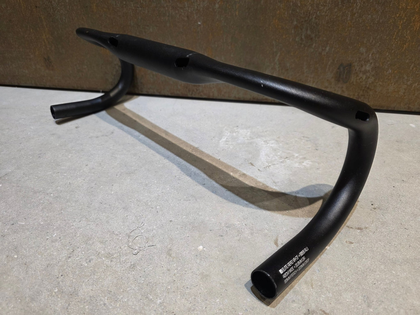 Lenker von Bontrager, BONTRAGER ELITE AERO VR - CF RENNRAD LENKER 420MM vor USEDBIKES - OB.DE Hintergrund