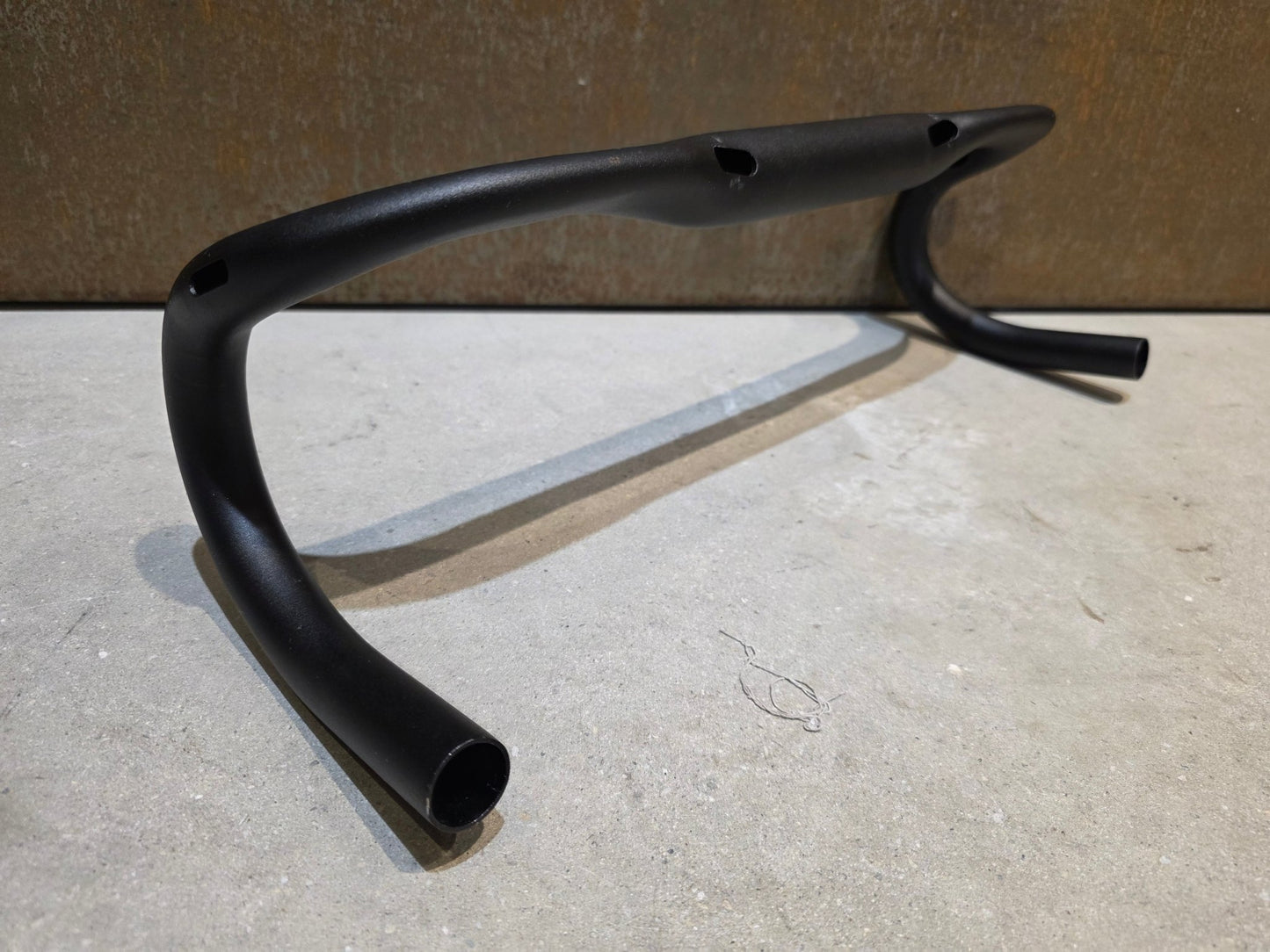 Lenker von Bontrager, BONTRAGER ELITE AERO VR - CF RENNRAD LENKER 420MM vor USEDBIKES - OB.DE Hintergrund
