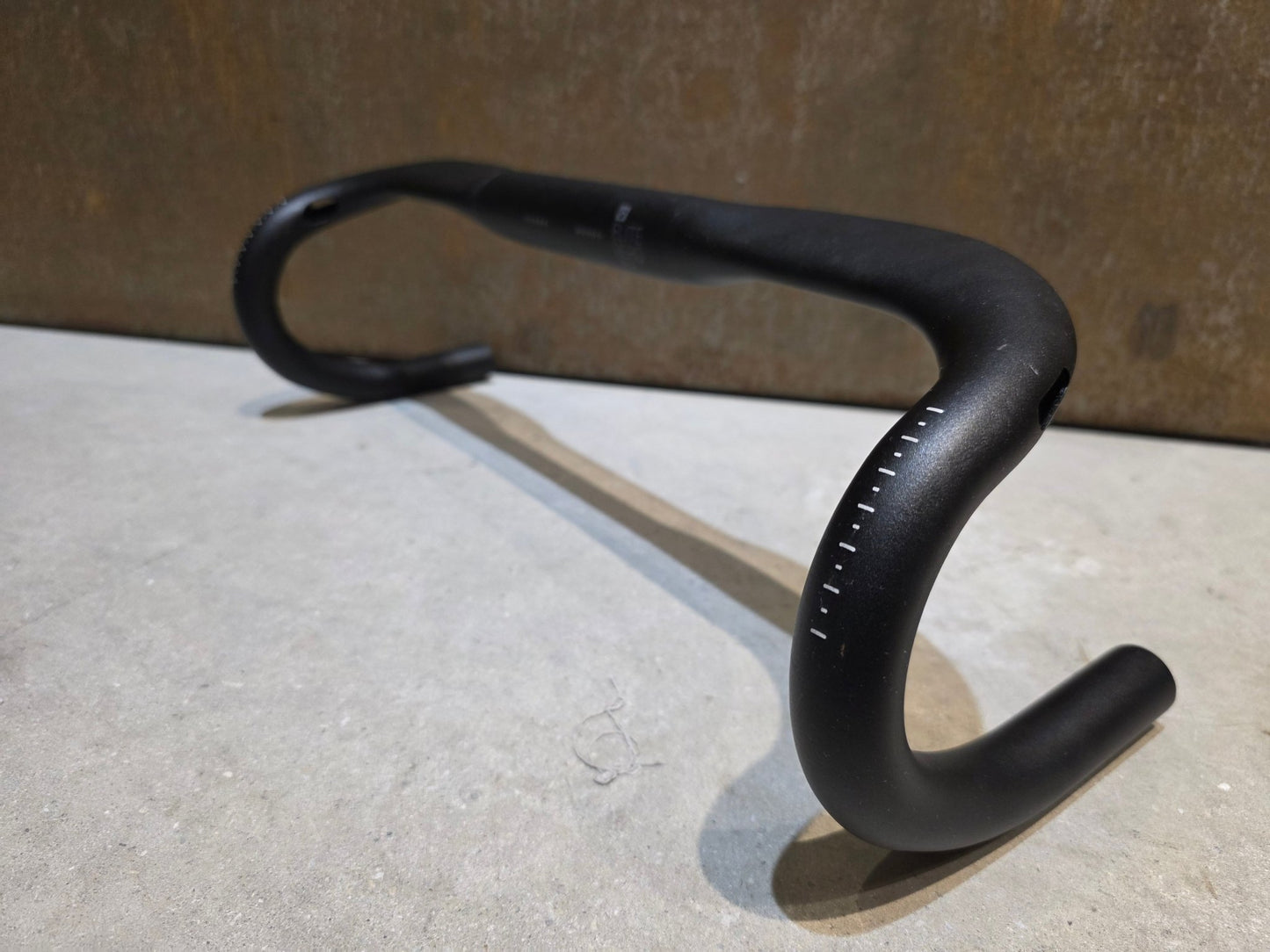 Lenker von Bontrager, BONTRAGER ELITE AERO VR - CF RENNRAD LENKER 420MM vor USEDBIKES - OB.DE Hintergrund