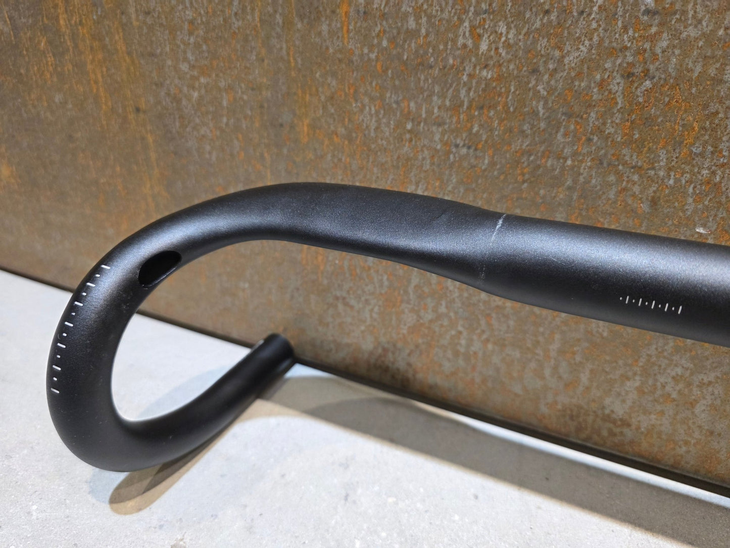 Lenker von Bontrager, BONTRAGER ELITE AERO VR - CF RENNRAD LENKER 420MM vor USEDBIKES - OB.DE Hintergrund