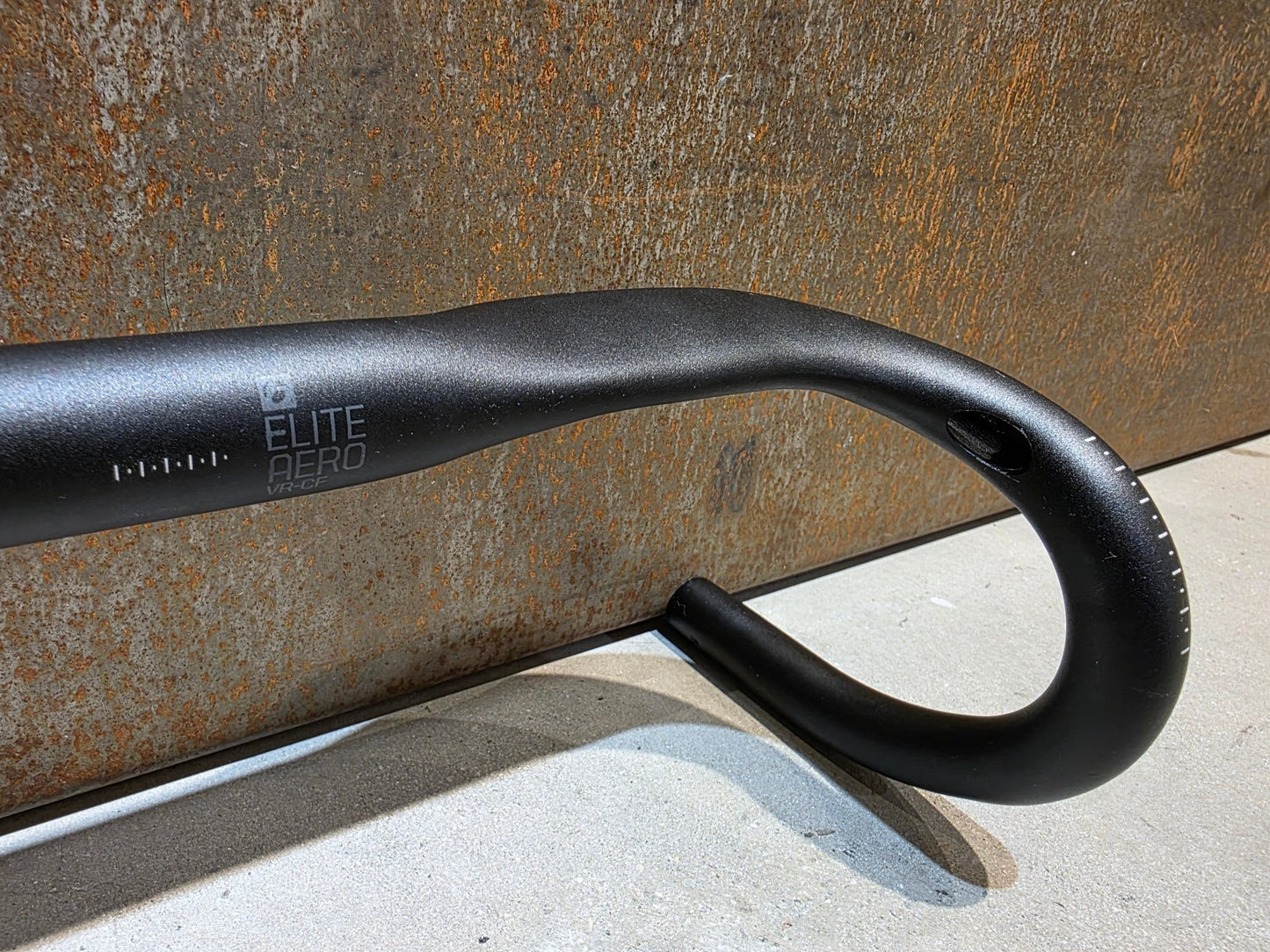 Lenker von Bontrager, BONTRAGER ELITE AERO VR - CF RENNRAD LENKER 420MM vor USEDBIKES - OB.DE Hintergrund