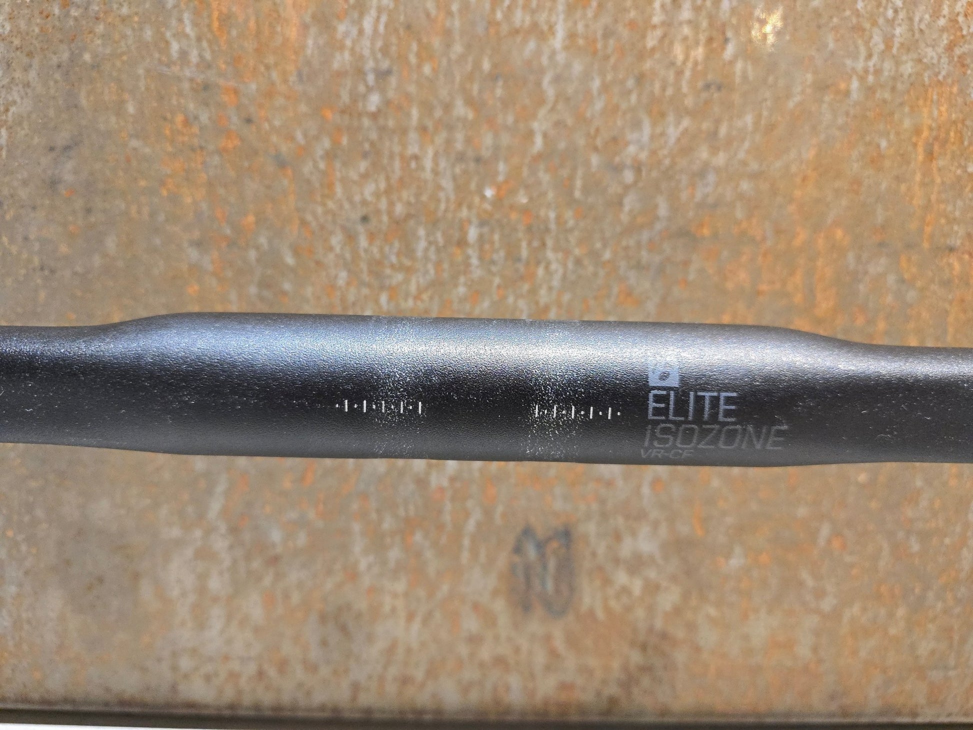 Lenker von Bontrager, BONTRAGER ELITE ISOZONE VR - CF RENNRAD LENKER 420 - 440MM in variant_title vor USEDBIKES - OB.DE Hintergrund