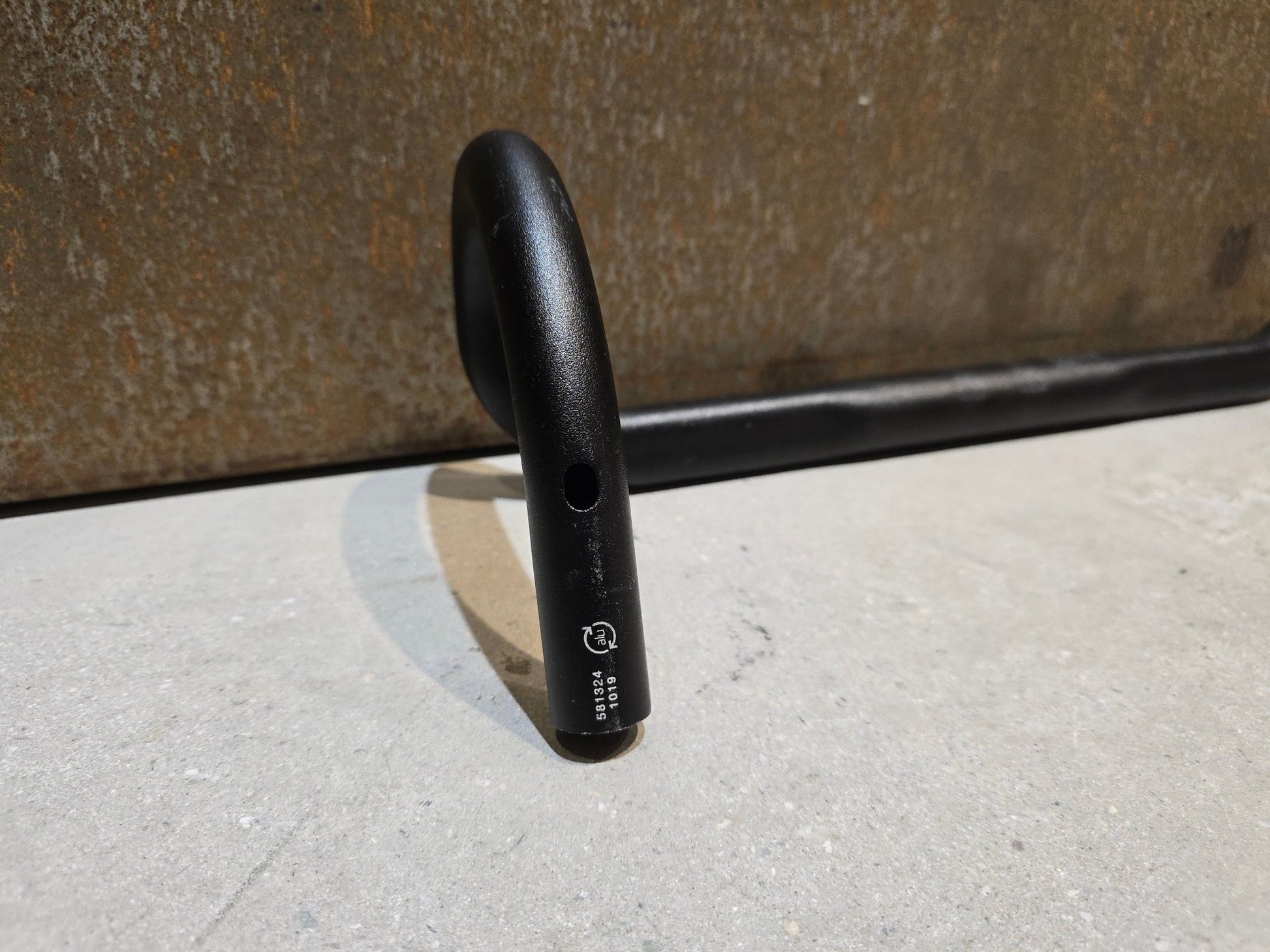 Lenker von Bontrager, BONTRAGER ELITE ISOZONE VR - CF RENNRAD LENKER 420 - 440MM in variant_title vor USEDBIKES - OB.DE Hintergrund