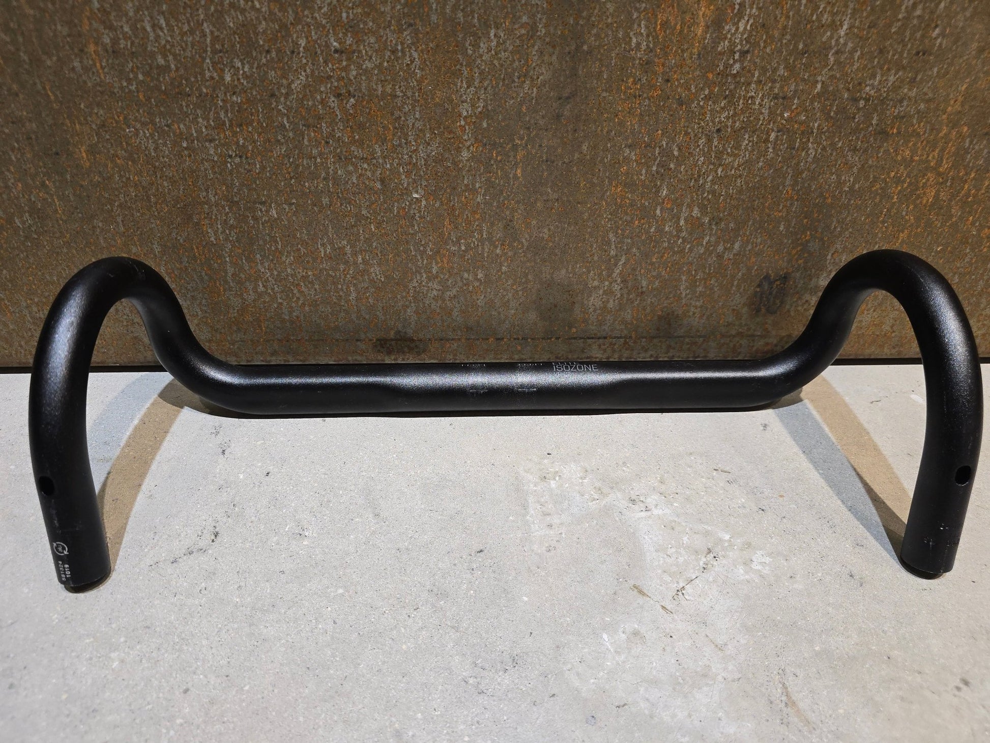 Lenker von Bontrager, BONTRAGER ELITE ISOZONE VR - CF RENNRAD LENKER 420 - 440MM in variant_title vor USEDBIKES - OB.DE Hintergrund