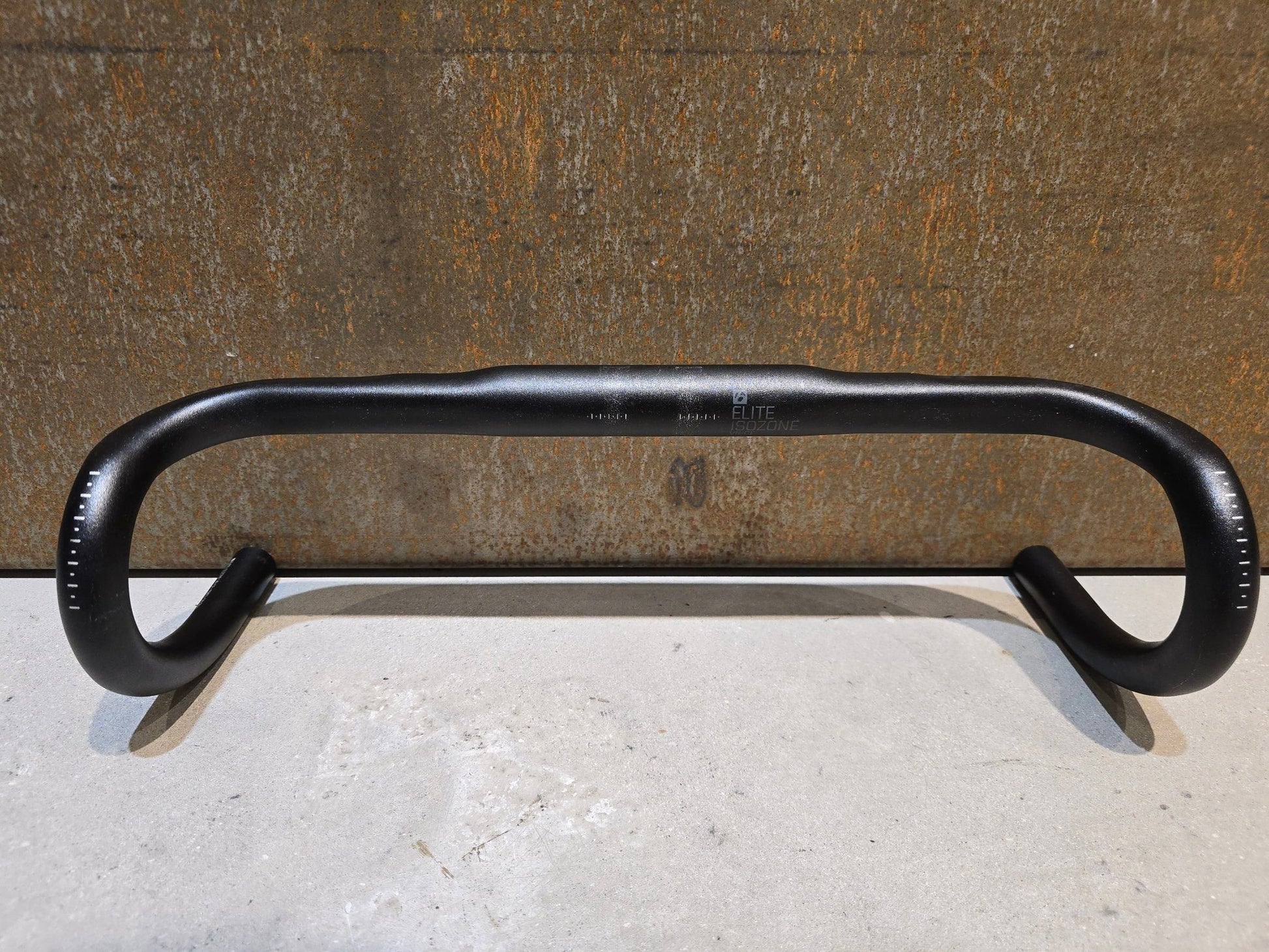 Lenker von Bontrager, BONTRAGER ELITE ISOZONE VR - CF RENNRAD LENKER 420 - 440MM in variant_title vor USEDBIKES - OB.DE Hintergrund