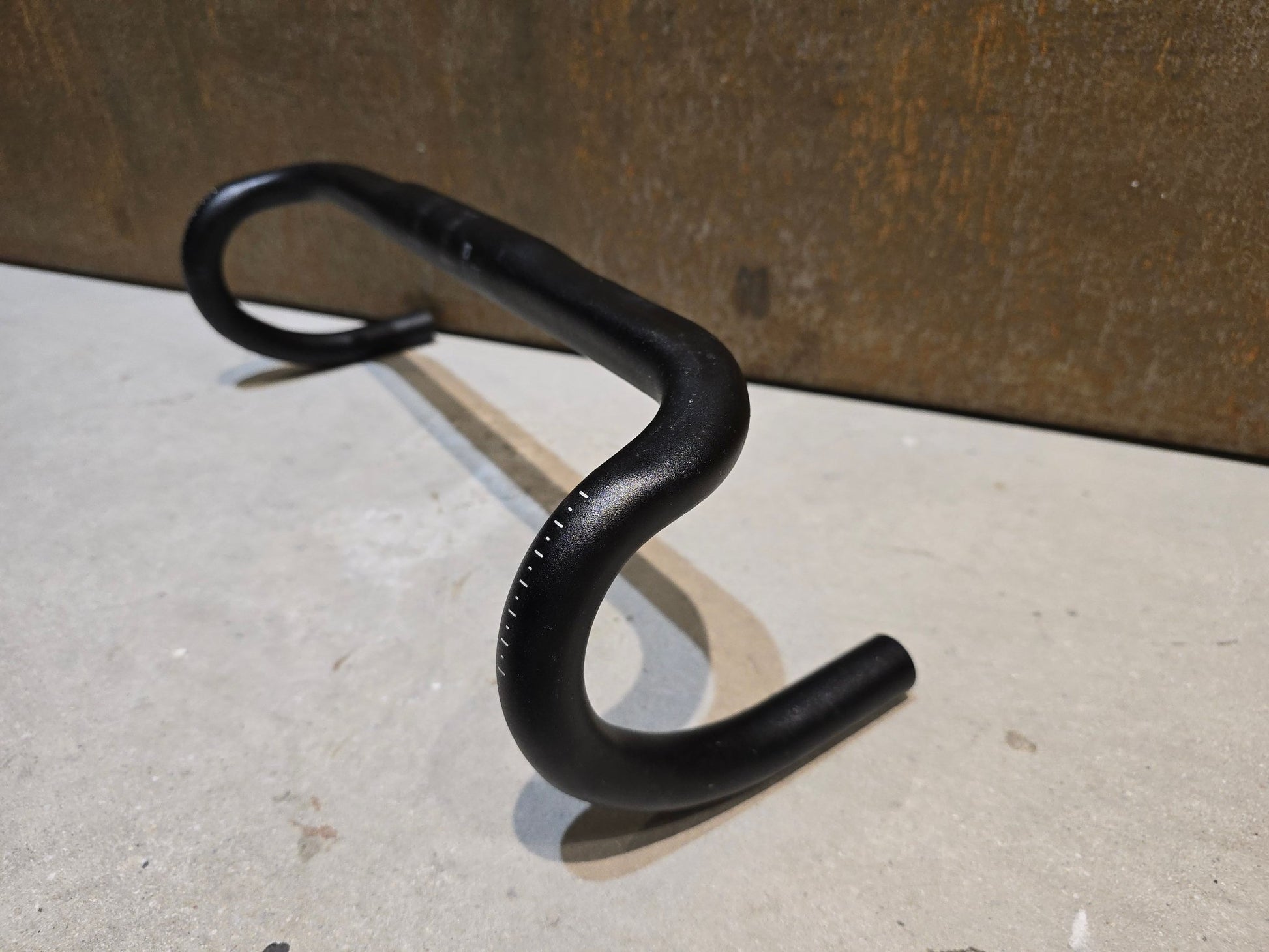 Lenker von Bontrager, BONTRAGER ELITE ISOZONE VR - CF RENNRAD LENKER 420 - 440MM in variant_title vor USEDBIKES - OB.DE Hintergrund