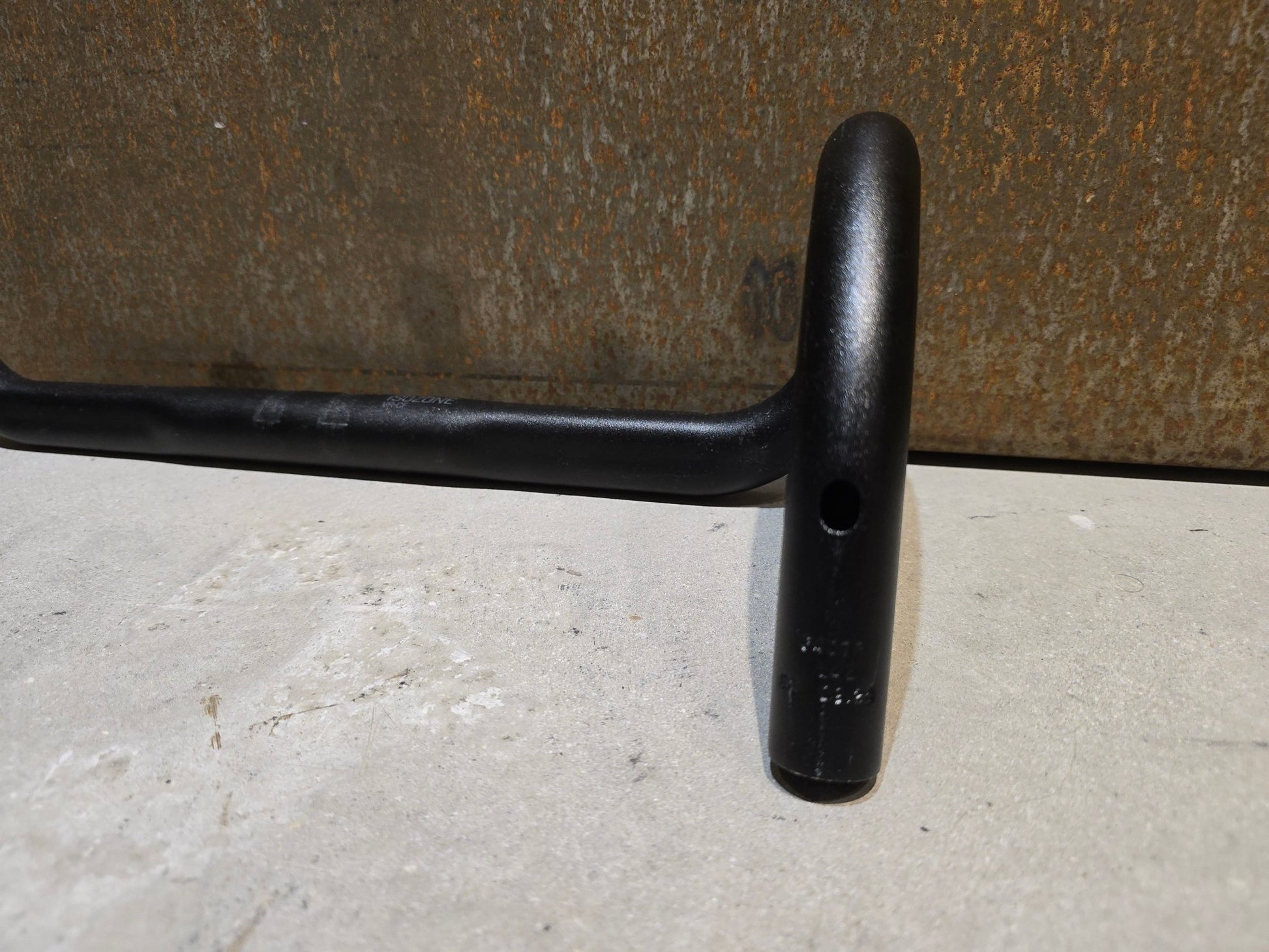 Lenker von Bontrager, BONTRAGER ELITE ISOZONE VR - CF RENNRAD LENKER 420 - 440MM in variant_title vor USEDBIKES - OB.DE Hintergrund