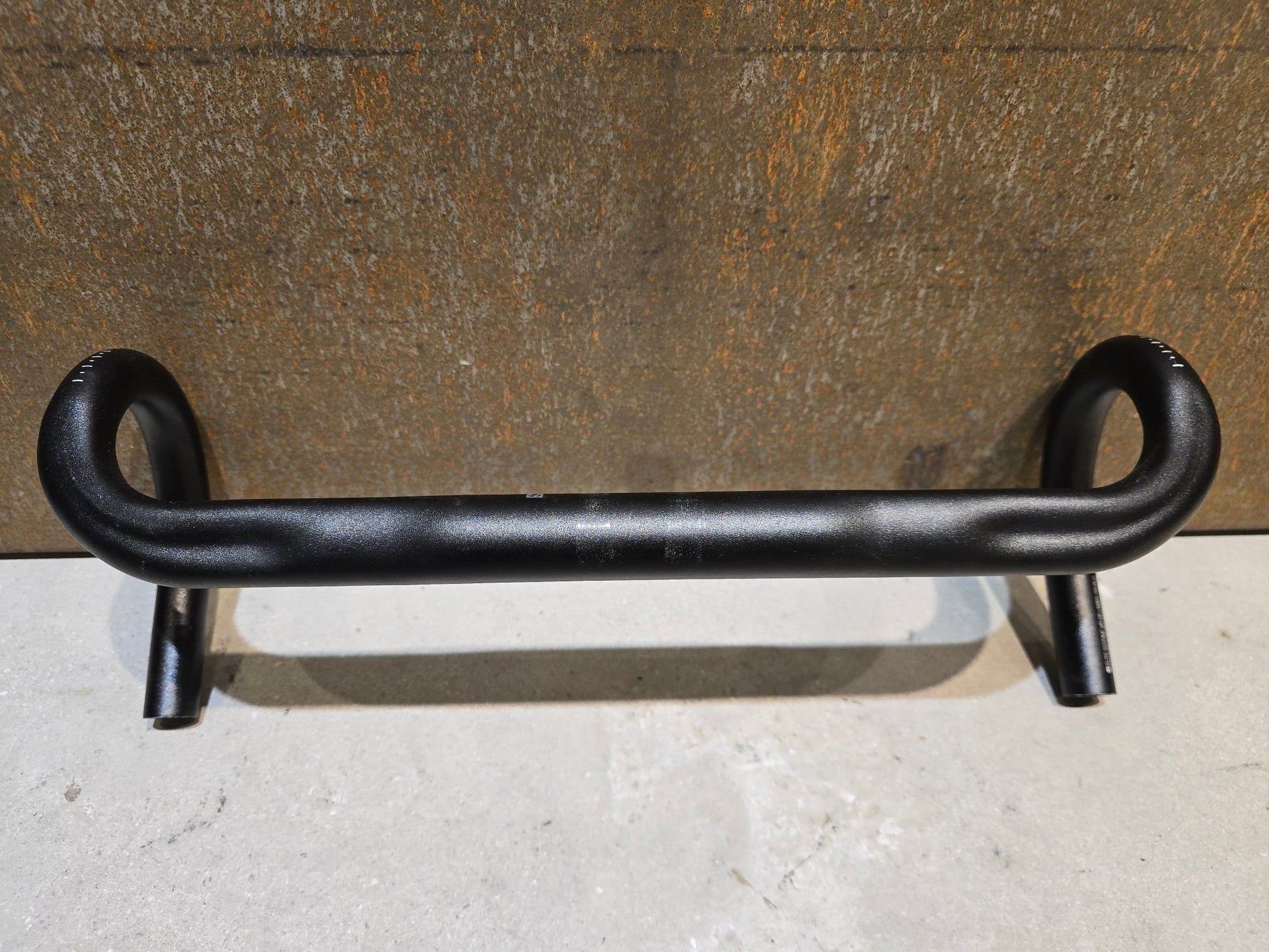 Lenker von Bontrager, BONTRAGER ELITE ISOZONE VR - CF RENNRAD LENKER 420 - 440MM in variant_title vor USEDBIKES - OB.DE Hintergrund