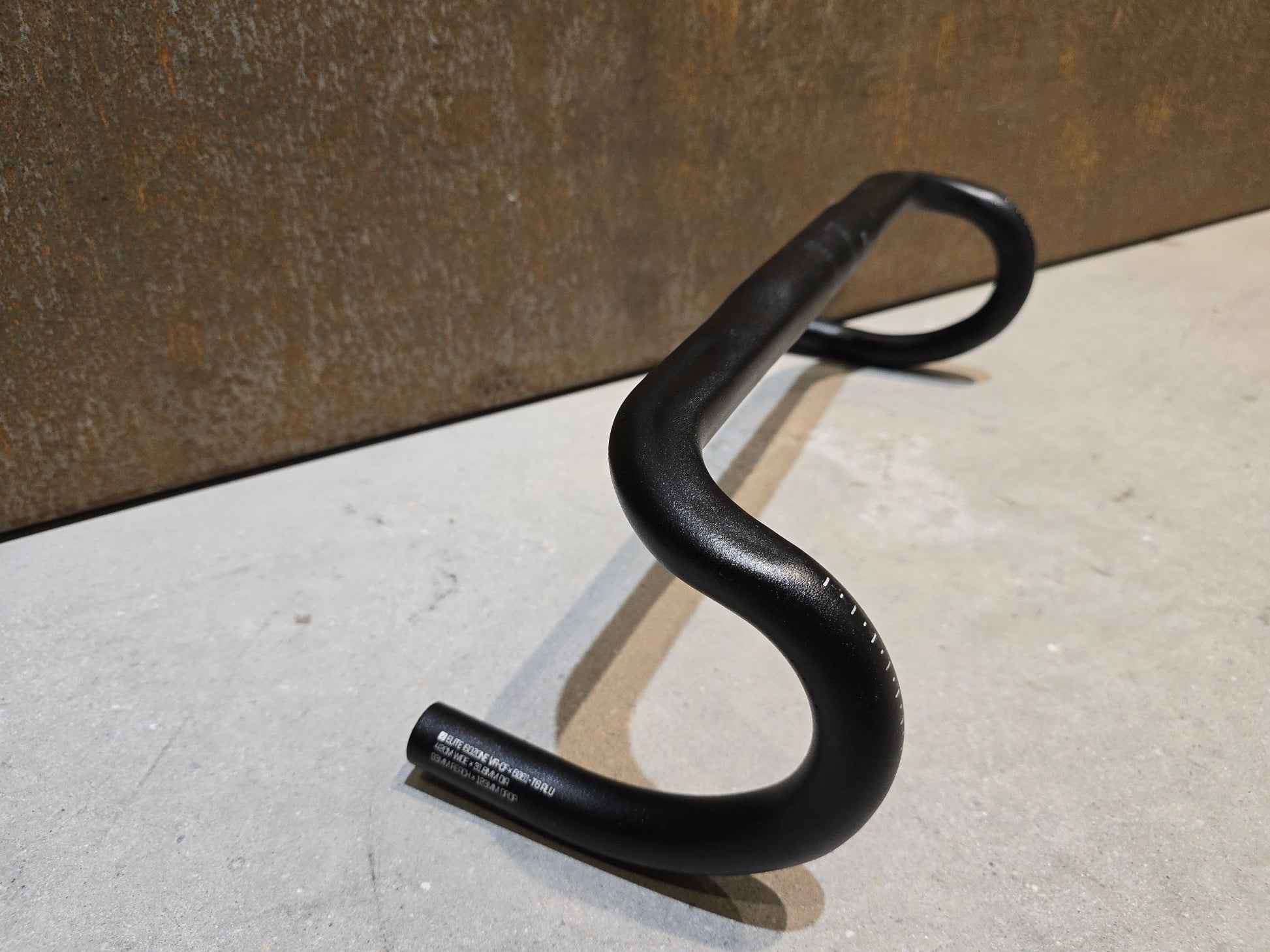 Lenker von Bontrager, BONTRAGER ELITE ISOZONE VR - CF RENNRAD LENKER 420 - 440MM in variant_title vor USEDBIKES - OB.DE Hintergrund