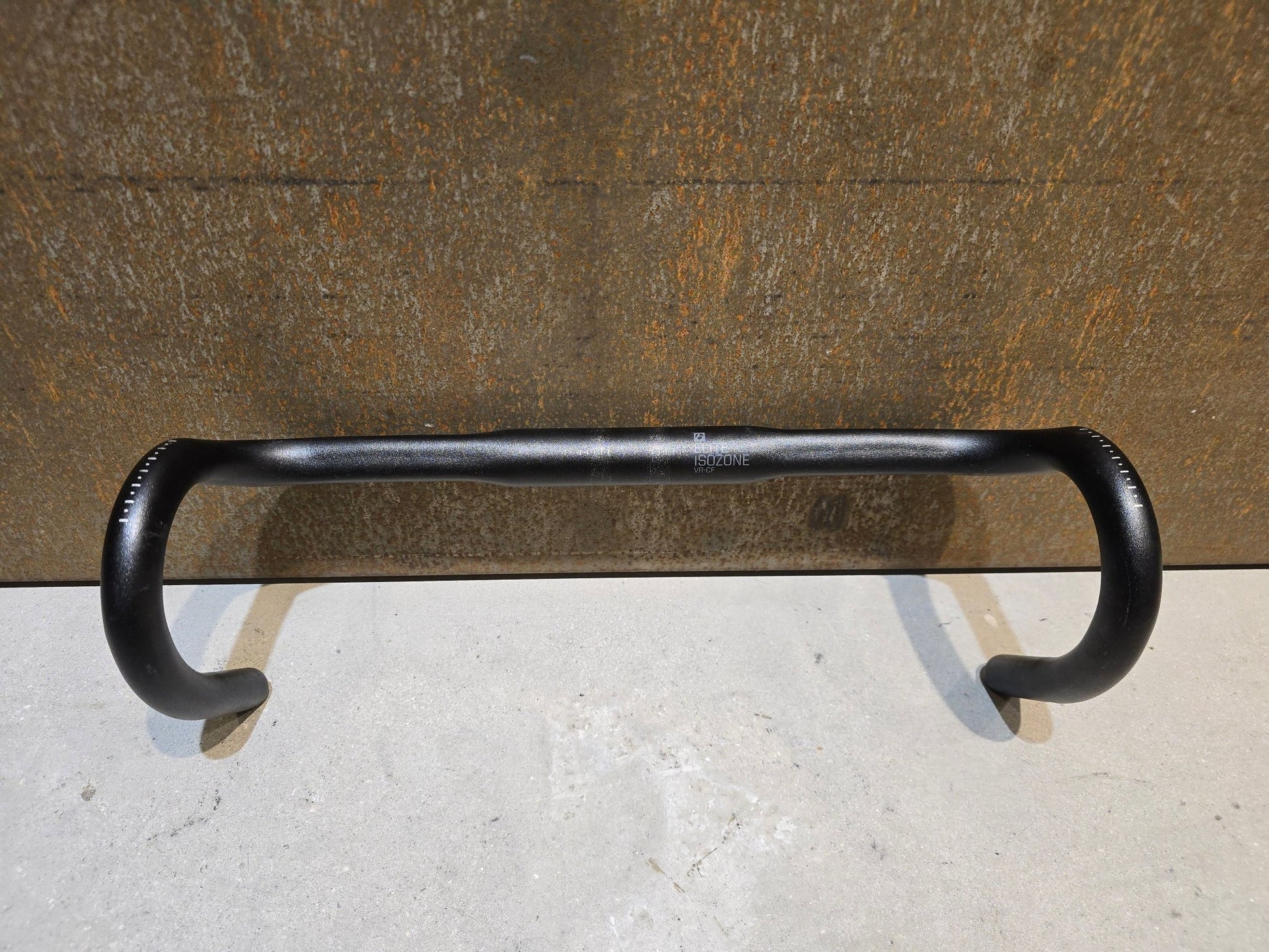 Lenker von Bontrager, BONTRAGER ELITE ISOZONE VR - CF RENNRAD LENKER 420 - 440MM in variant_title vor USEDBIKES - OB.DE Hintergrund