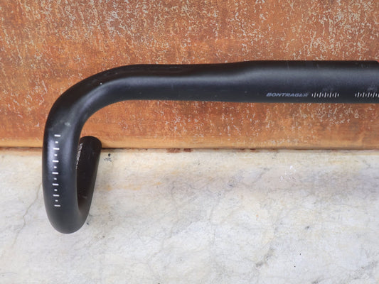 Lenker von Bontrager, BONTRAGER ELITE ISOZONE VR - SF RENNRAD LENKER 400MM vor USEDBIKES - OB.DE Hintergrund