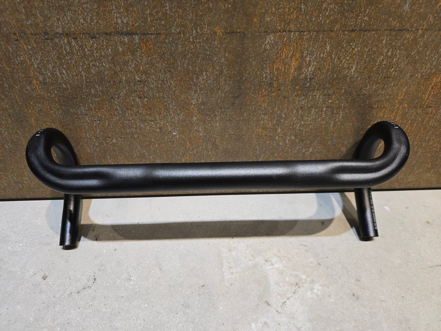 Lenker von Bontrager, BONTRAGER ELITE ISOZONE VR - SF RENNRAD LENKER 420 - 440MM in variant_title vor USEDBIKES - OB.DE Hintergrund