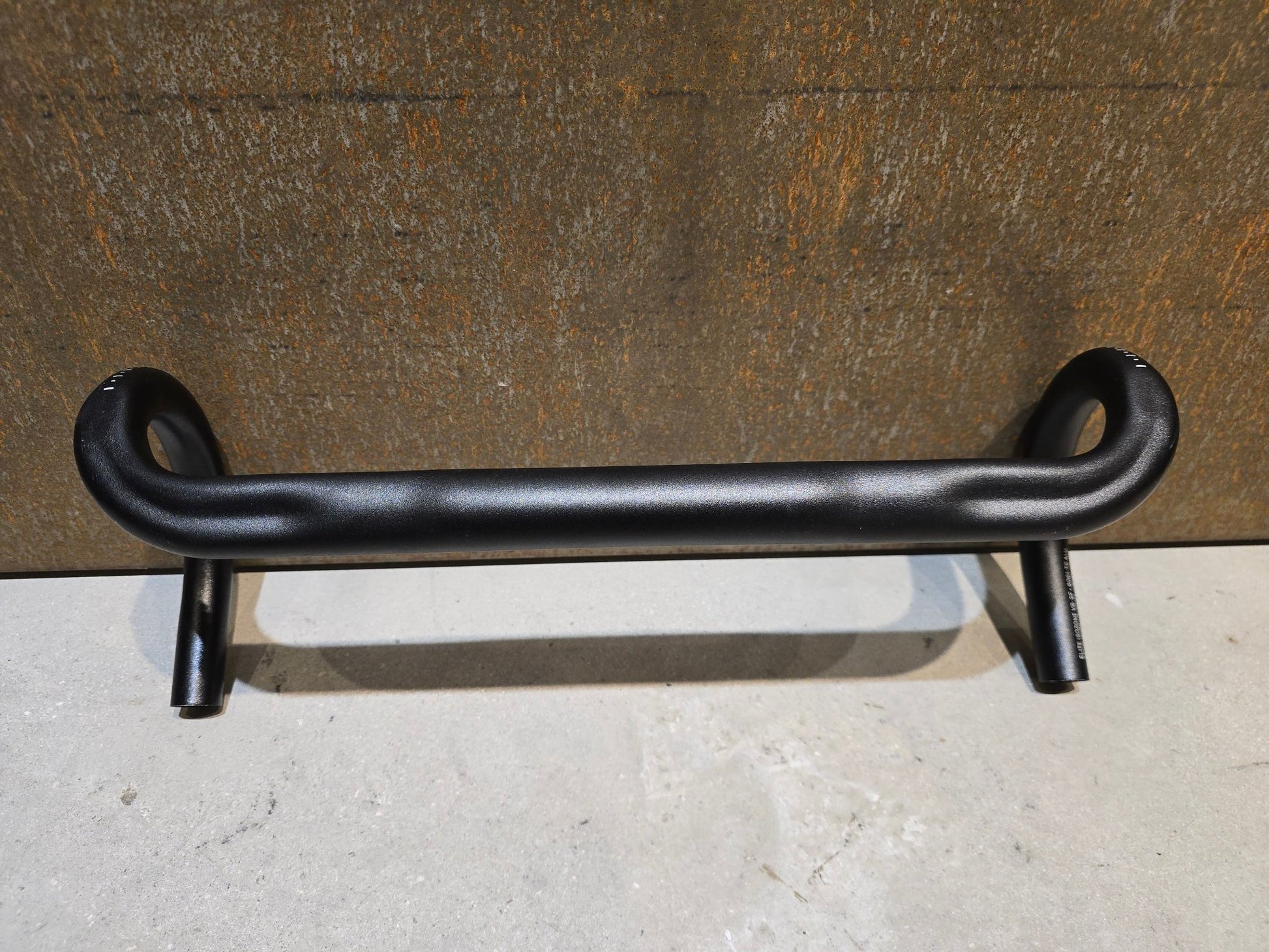 Lenker von Bontrager, BONTRAGER ELITE ISOZONE VR - SF RENNRAD LENKER 420 - 440MM in variant_title vor USEDBIKES - OB.DE Hintergrund