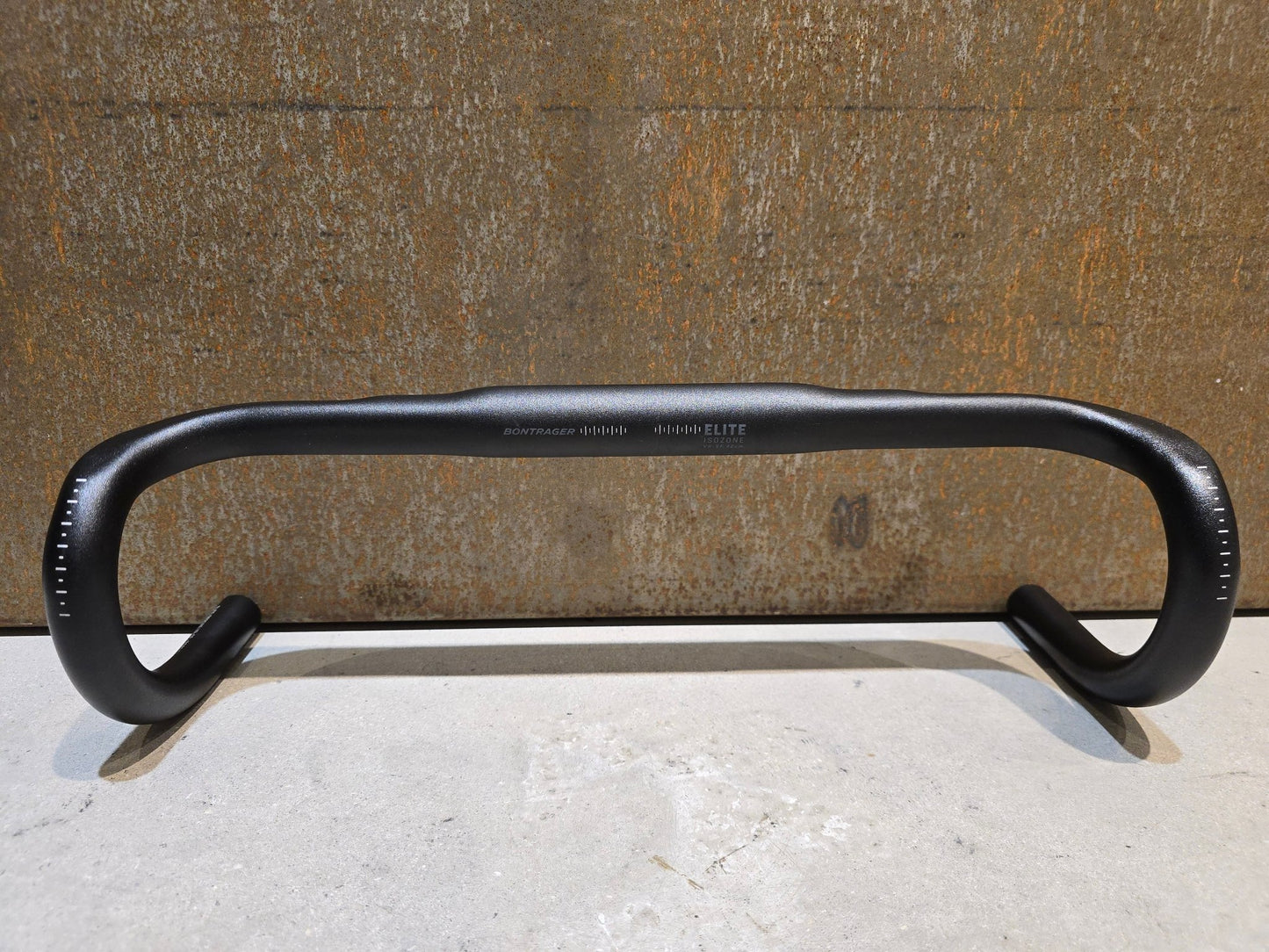 Lenker von Bontrager, BONTRAGER ELITE ISOZONE VR - SF RENNRAD LENKER 420 - 440MM in variant_title vor USEDBIKES - OB.DE Hintergrund