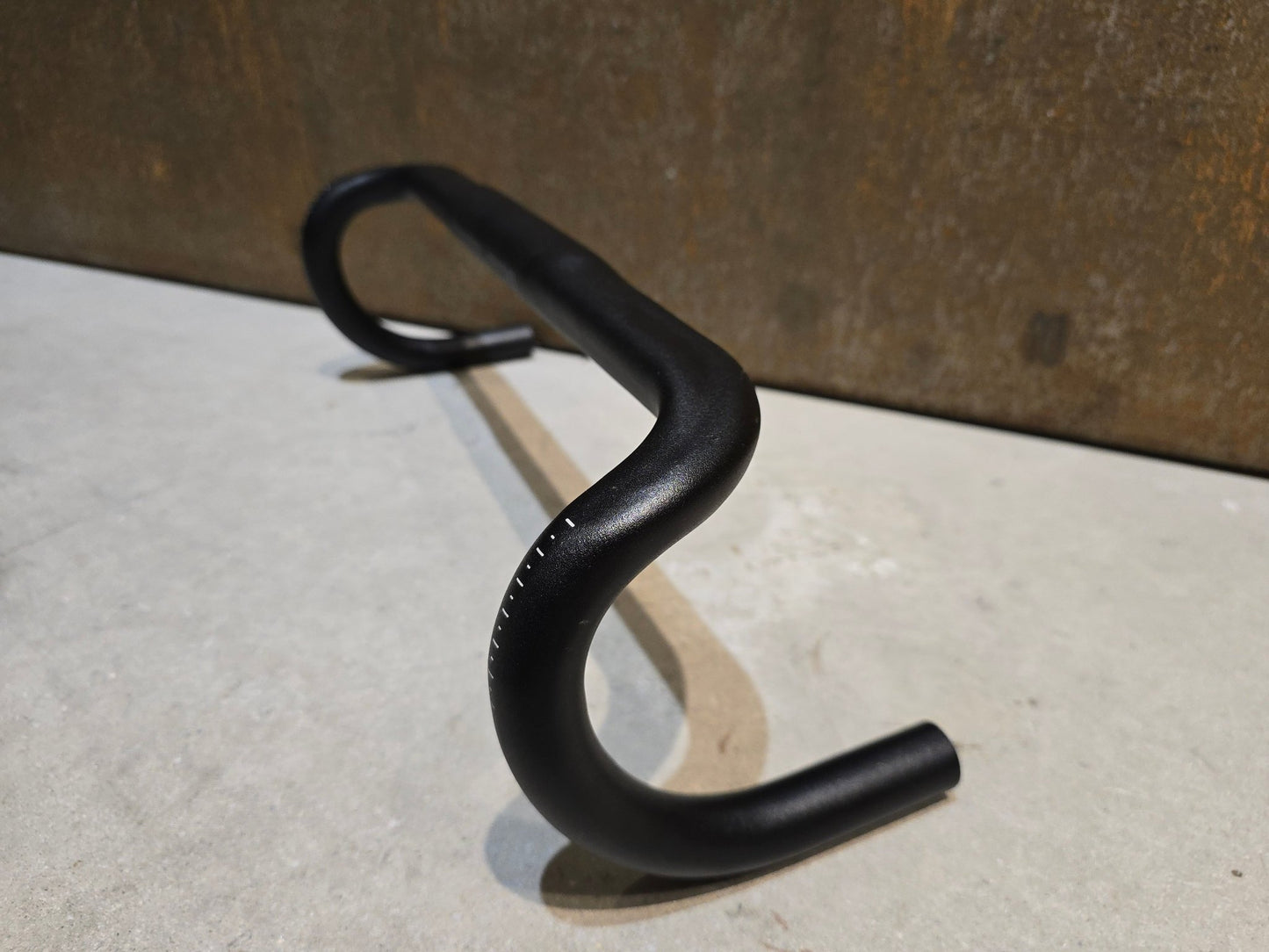 Lenker von Bontrager, BONTRAGER ELITE ISOZONE VR - SF RENNRAD LENKER 420 - 440MM in variant_title vor USEDBIKES - OB.DE Hintergrund